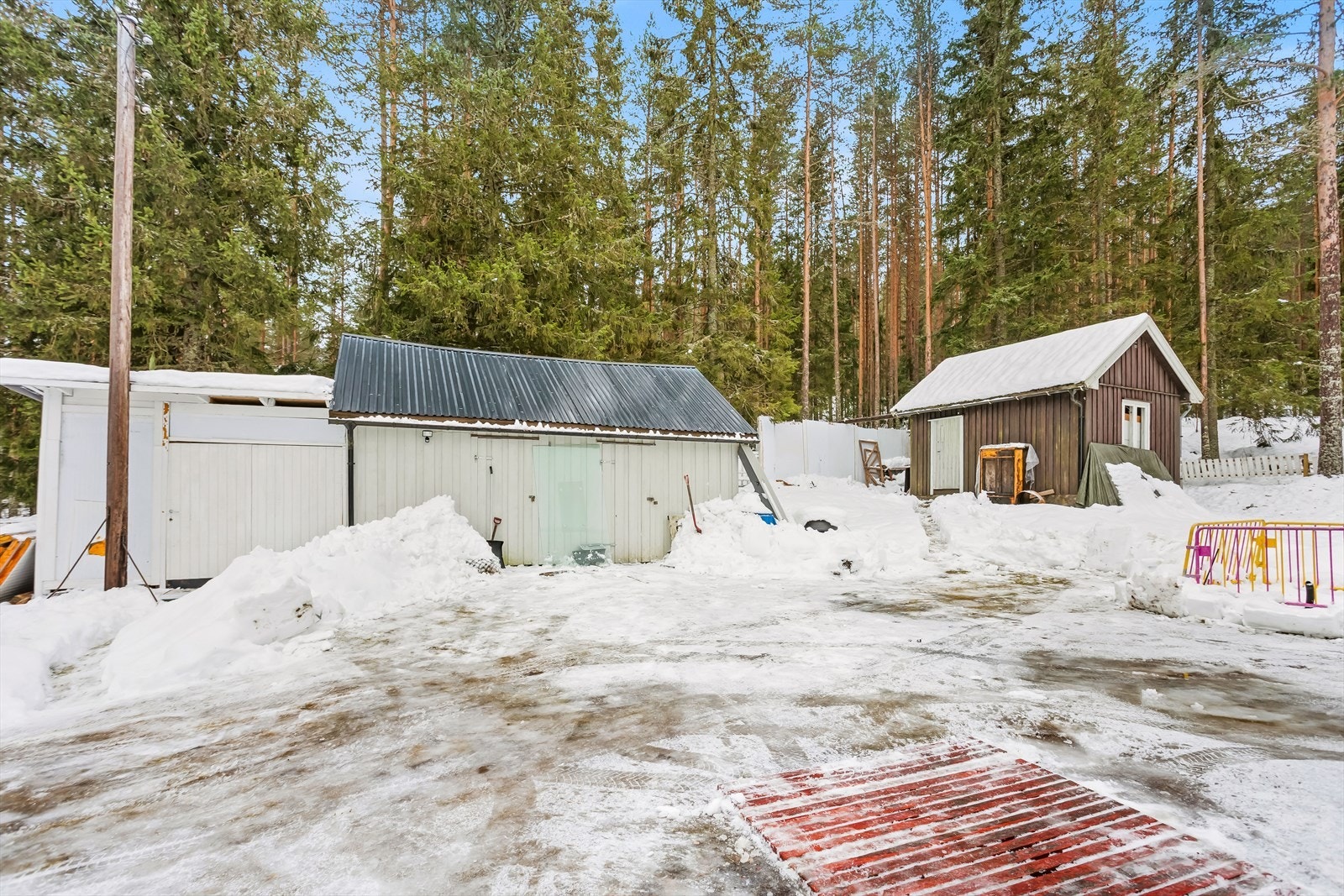 På tomten er det oppført flere uthus som gir rikelig med lagringsplass. Galleribilde