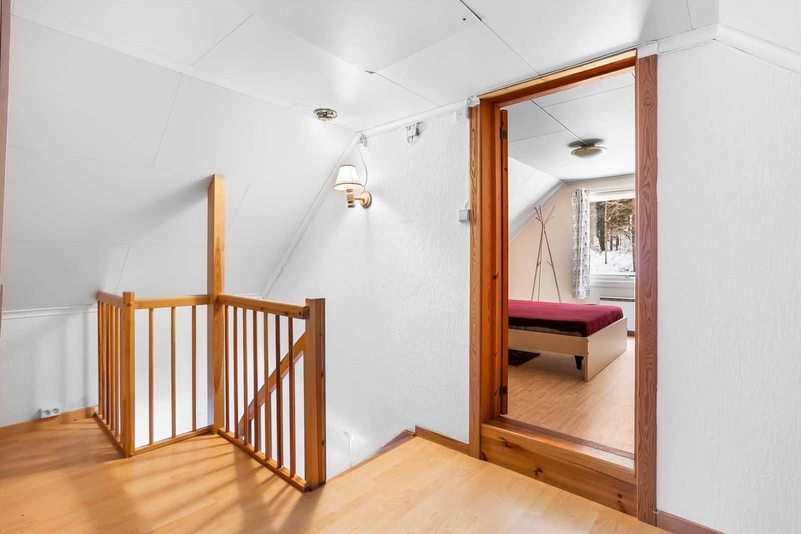 Loftsgangen fordeler tilgangen til etasjens to soverom. Galleribilde