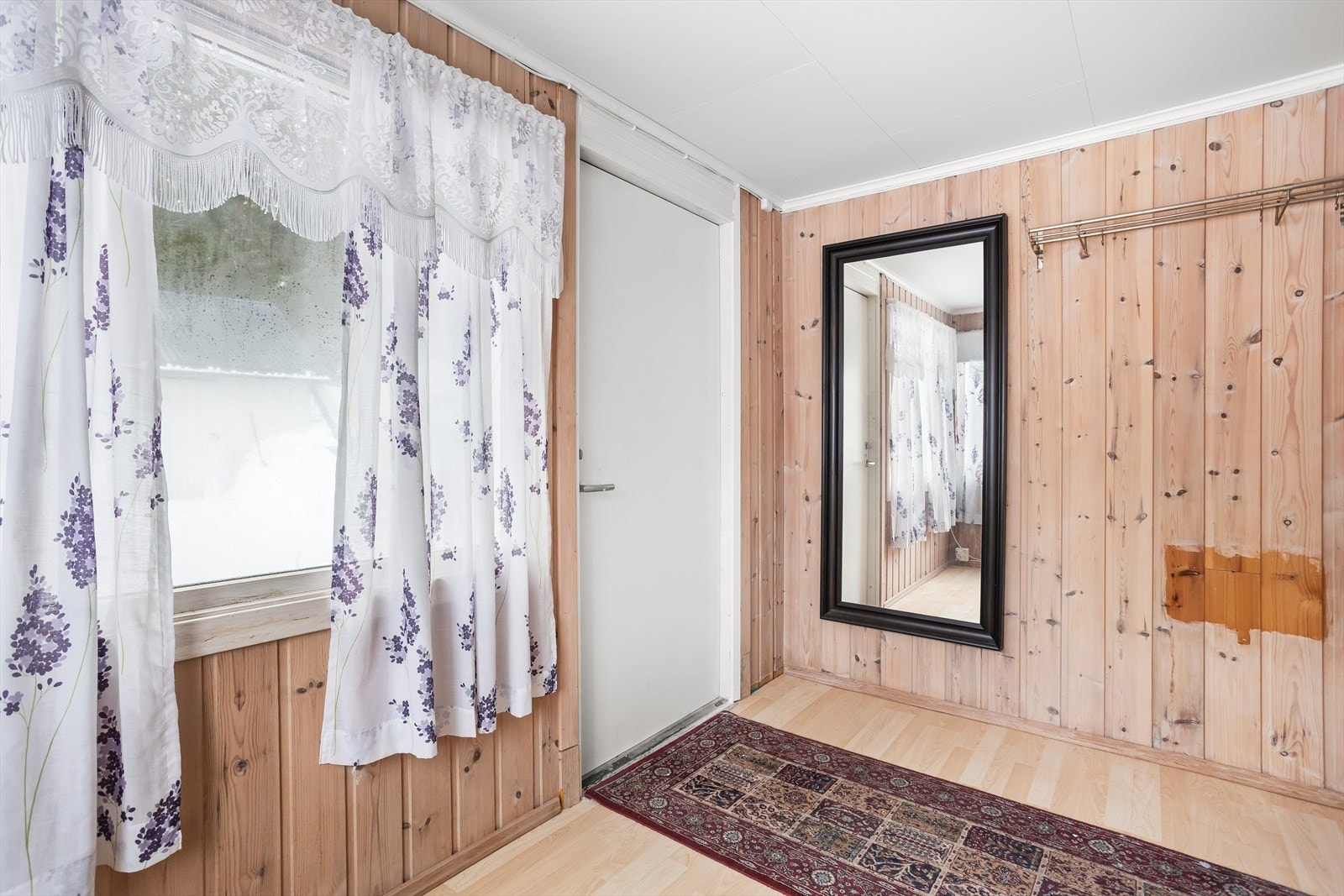 Entréen gir et godt førsteinntrykk og har plass til oppbevaring av yttertøy. Galleribilde