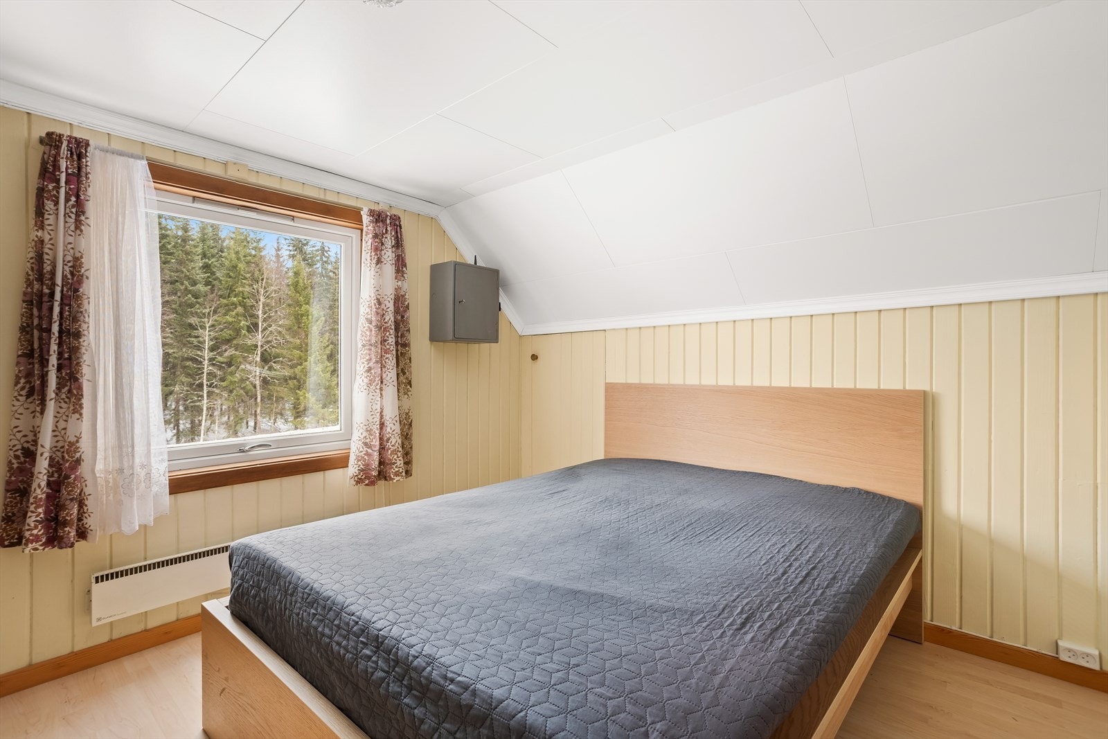 Også det andre soverommet er av god størrelse, med utsikt mot skogen. Galleribilde