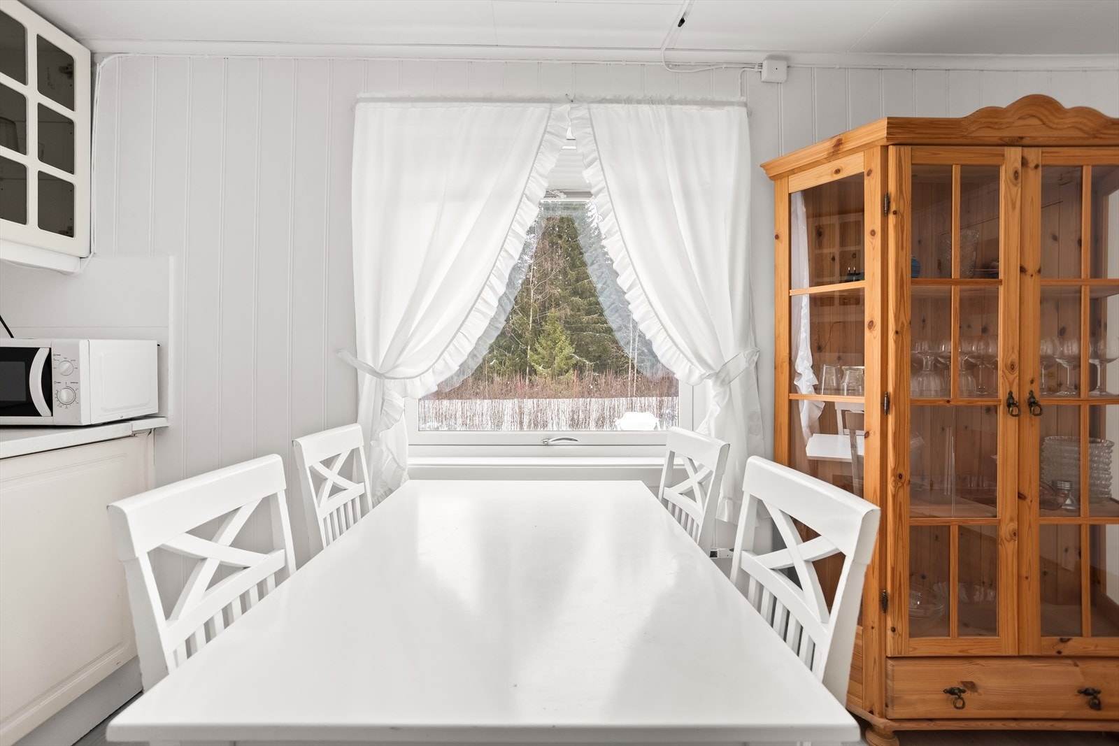 Vinduet ved spiseplassen gir en fin kontakt med naturen utenfor. Galleribilde