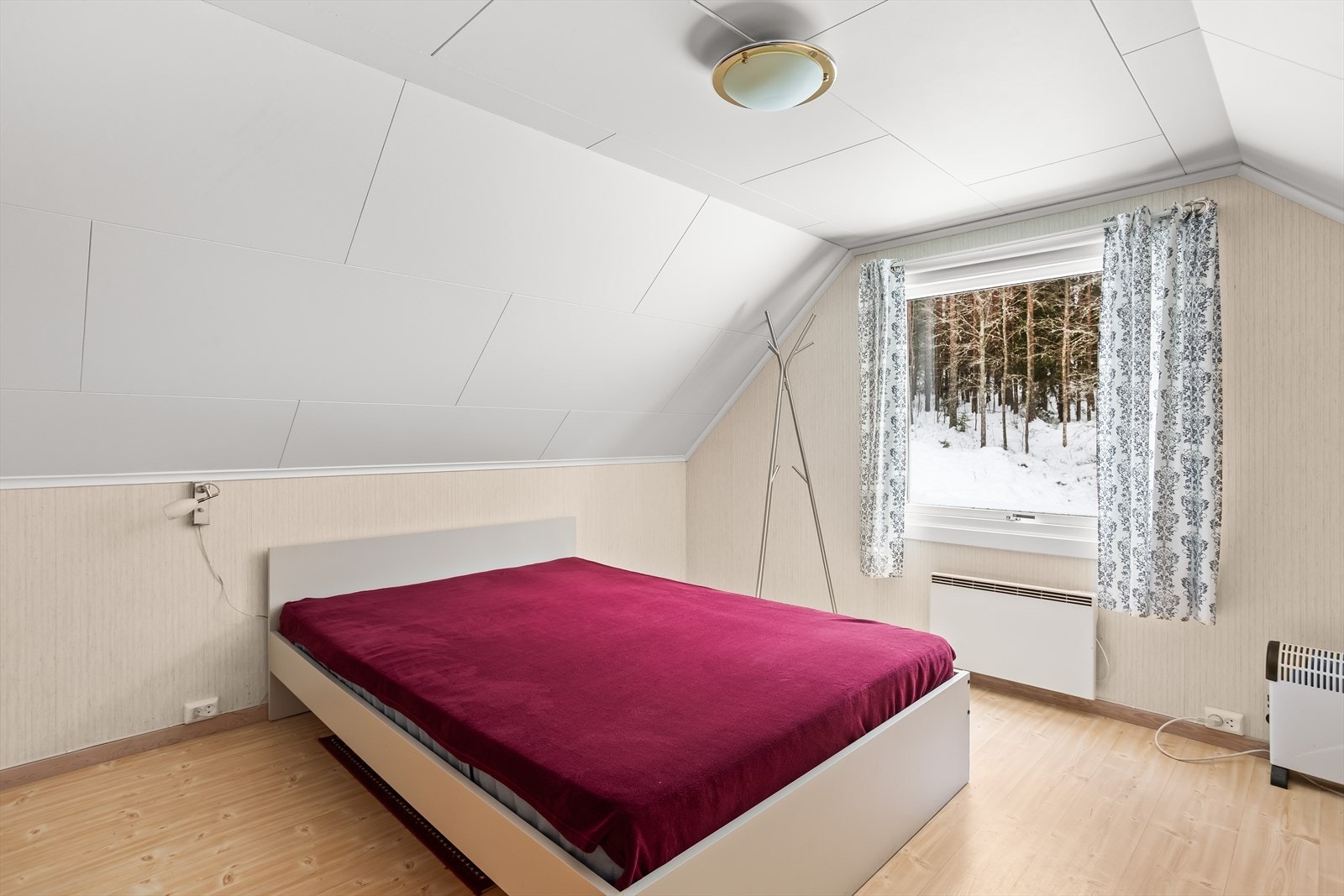 Det ene soverommet har god plass til dobbeltseng og møblement. Galleribilde