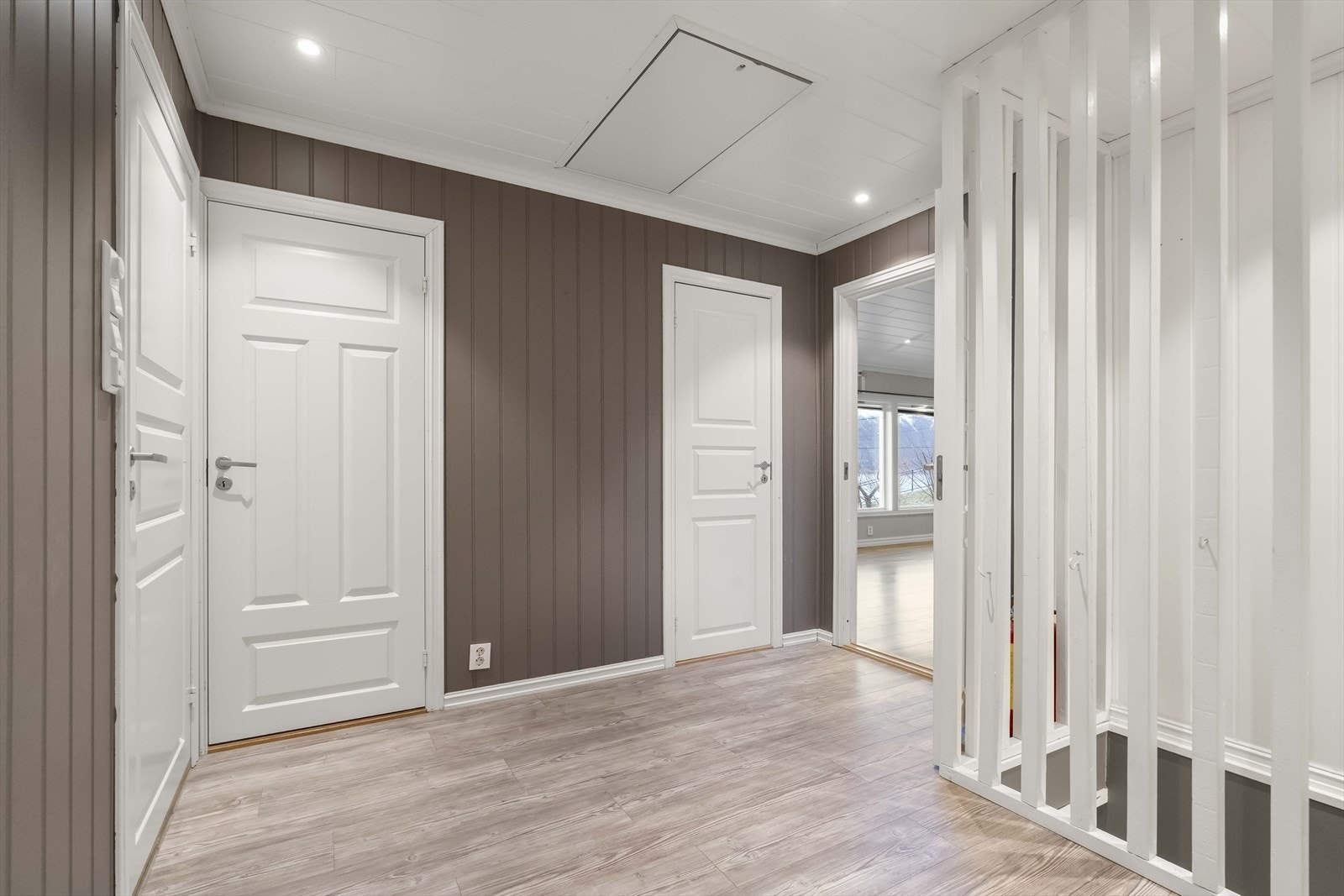 Mellomgang på hovudplan - her er adkomst til soveromma, bad og stova Galleribilde