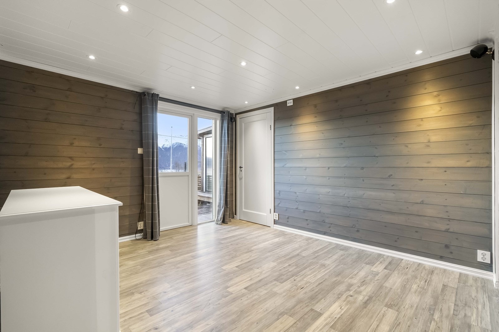 Kjellarstove med adkomst ut til terrasse i fasade mot sør Galleribilde