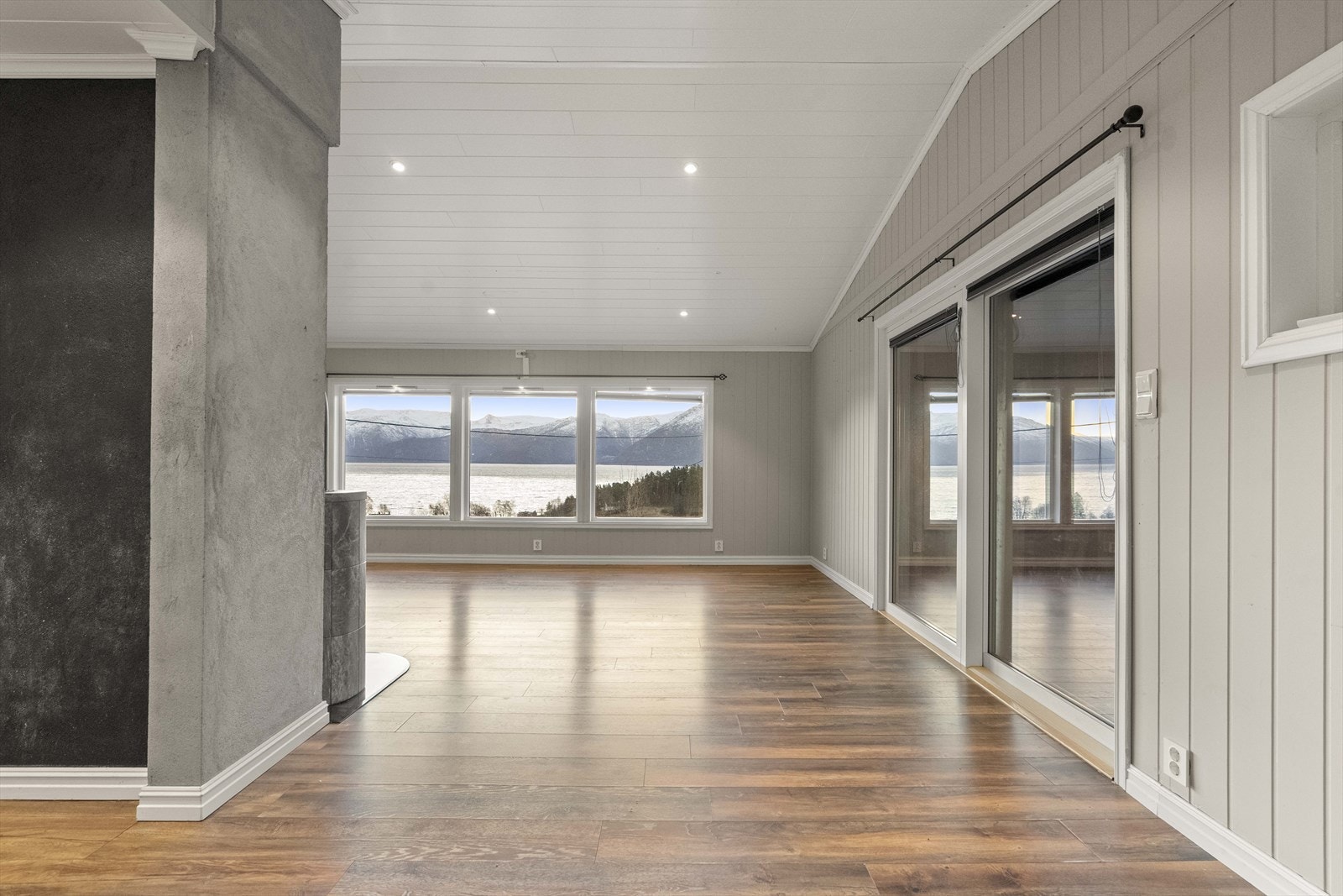 Frå stova er det adkomst ut til vinterhage i fasade mot vest Galleribilde