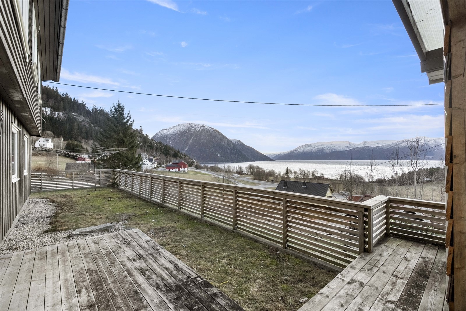Terrasse på bakkeplan ved underetasjen - her er vidare adkomst ned til hagen på sørsida av bustaden Galleribilde