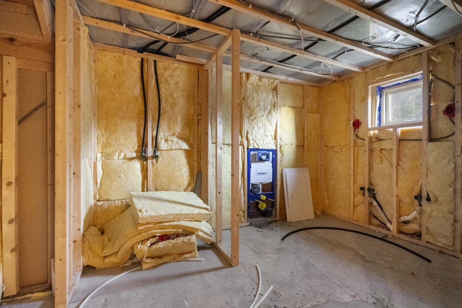 Det er påbegynt innredning av nytt bad i underetasjen - her er lagt opp rør mm. for innredning Galleribilde