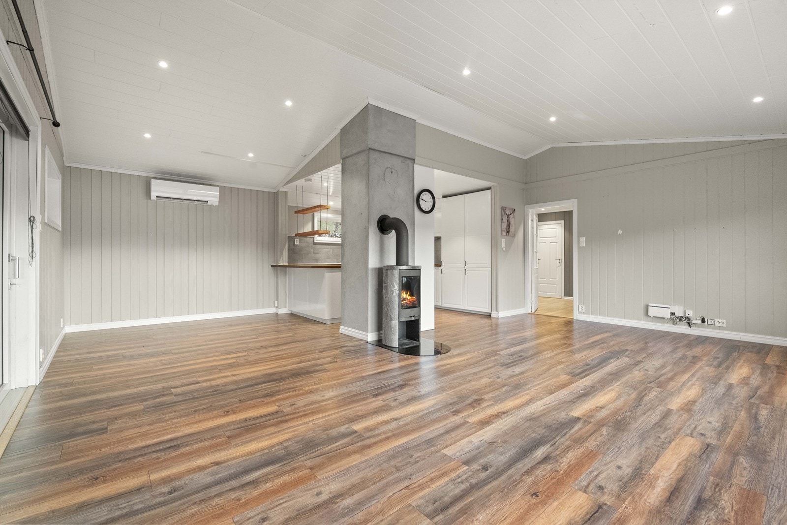 Bustaden er modernisert innvendig og har gjennomgåande god standard på overflater og innredningar Galleribilde