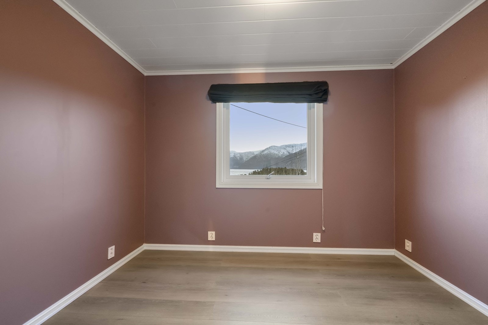 Soverom 1 av 2 i underetasjen Galleribilde