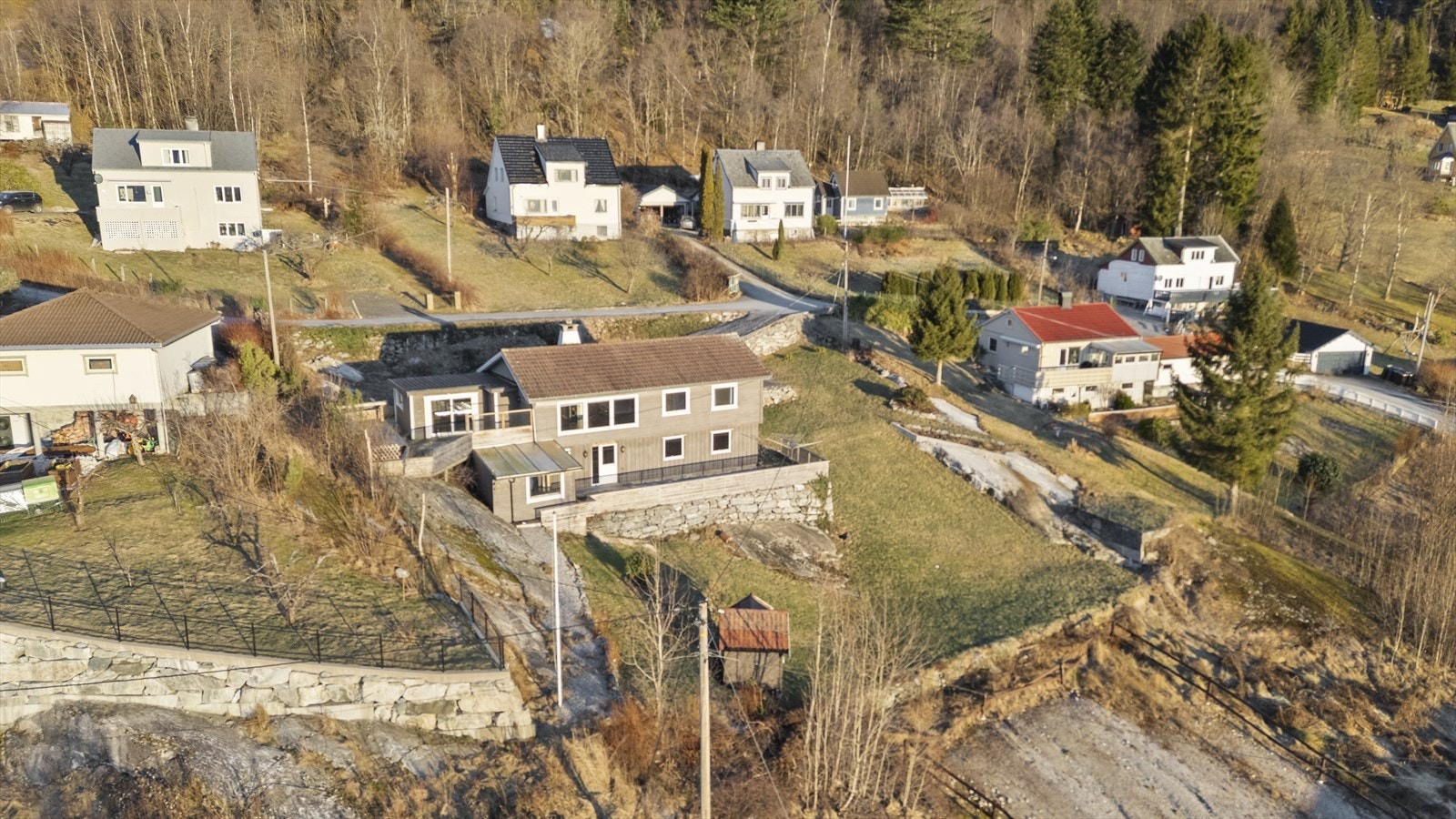 Modernisert einebustad over to plan i etablert bustadfelt på Austreim Galleribilde