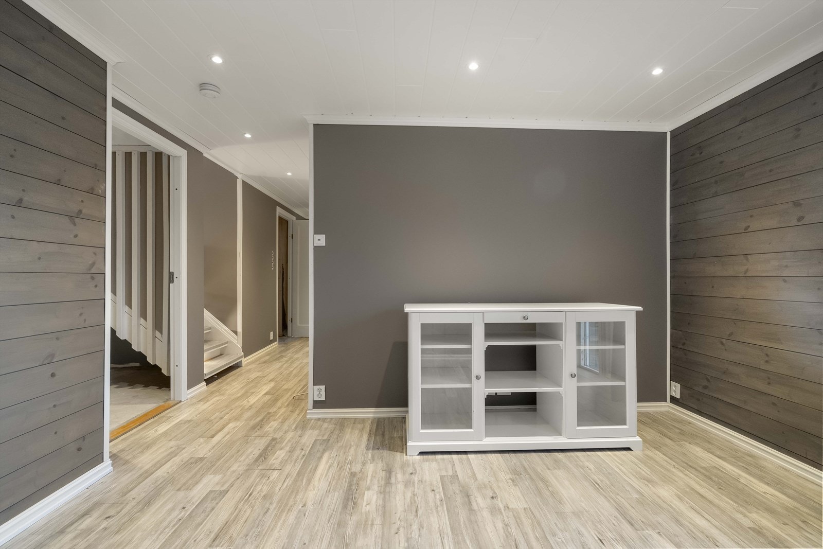 Kjellaren er delvis modernisert og er innreda med bla. stove, 2 soverom og bod Galleribilde