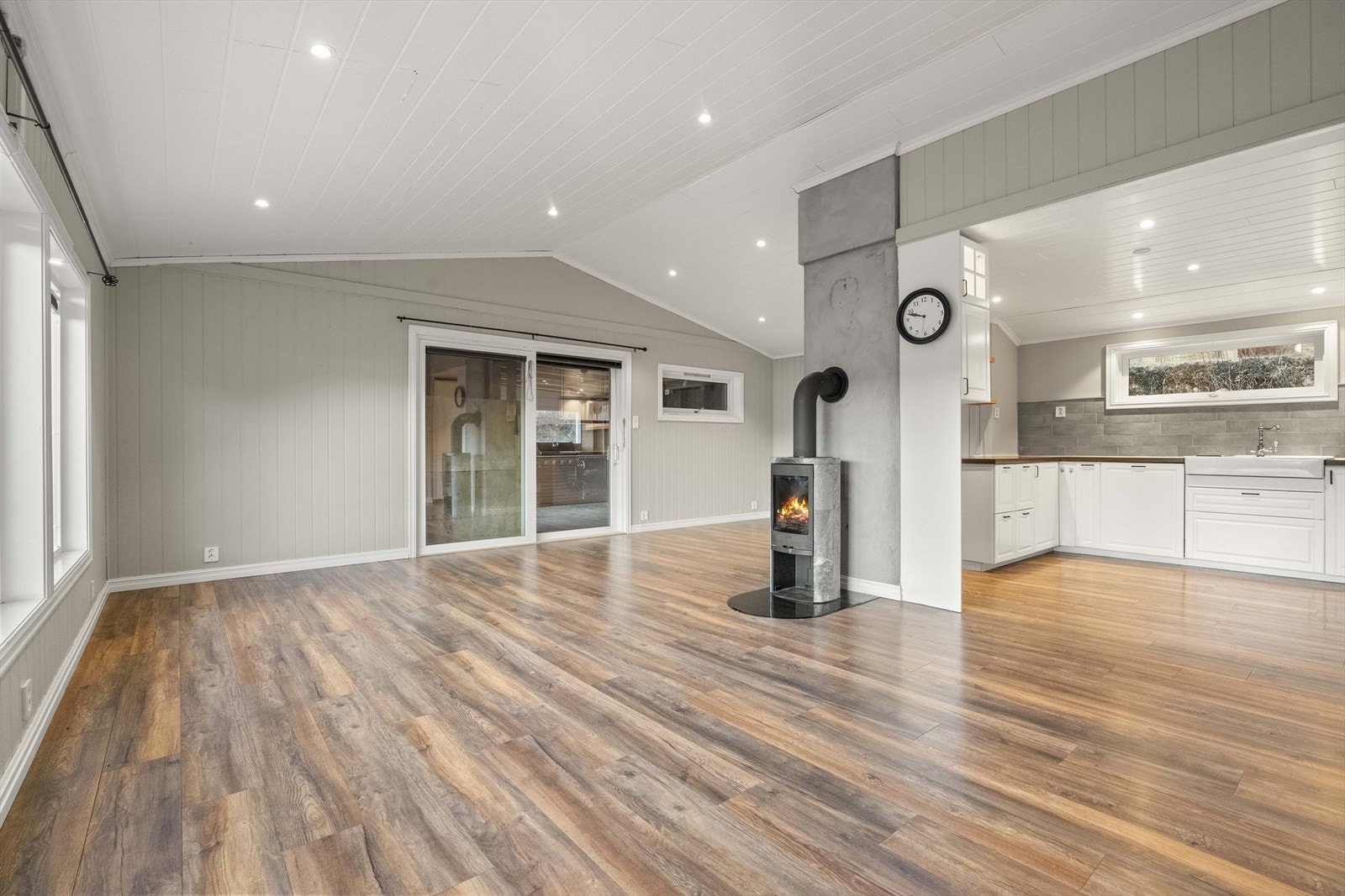 Stova og kjøkkenet ligg i åpen løysing Galleribilde