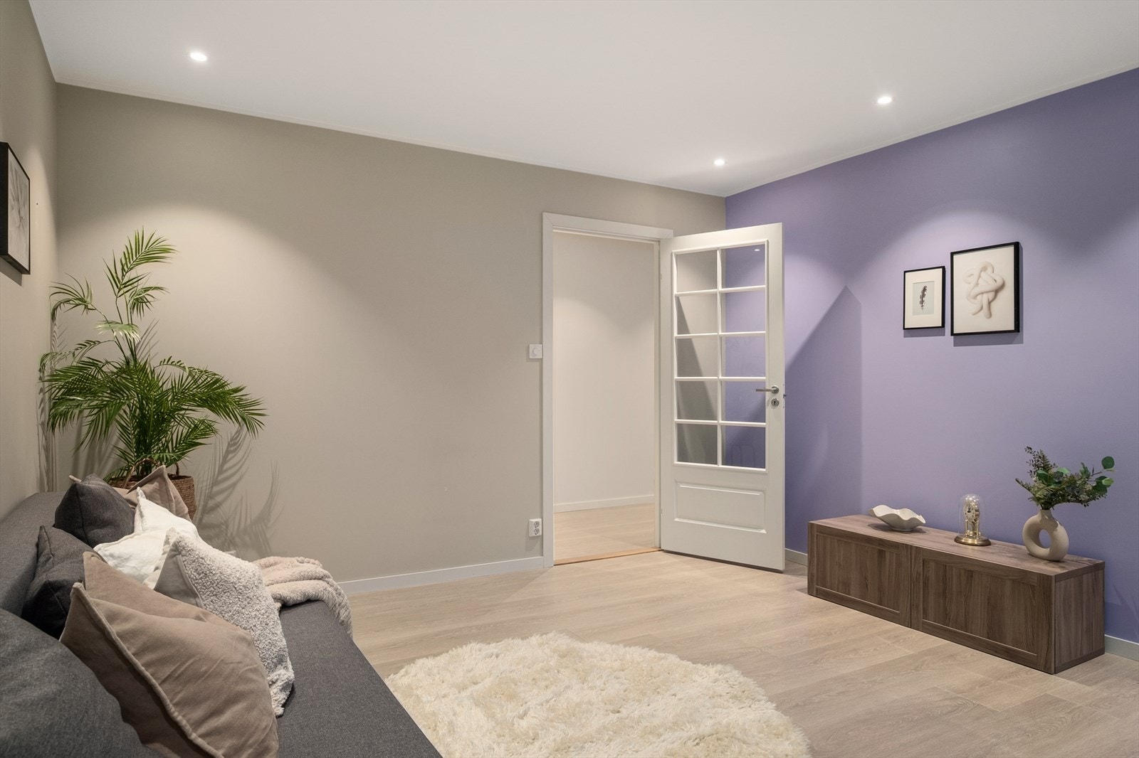 Fra gangen er det adkomst til leilighetens oppholdsrom, en herlig stue-/kjøkken løsning, hvor stuedelen måler 21,35 m² og kjøkkenet 12,89 m². Galleribilde