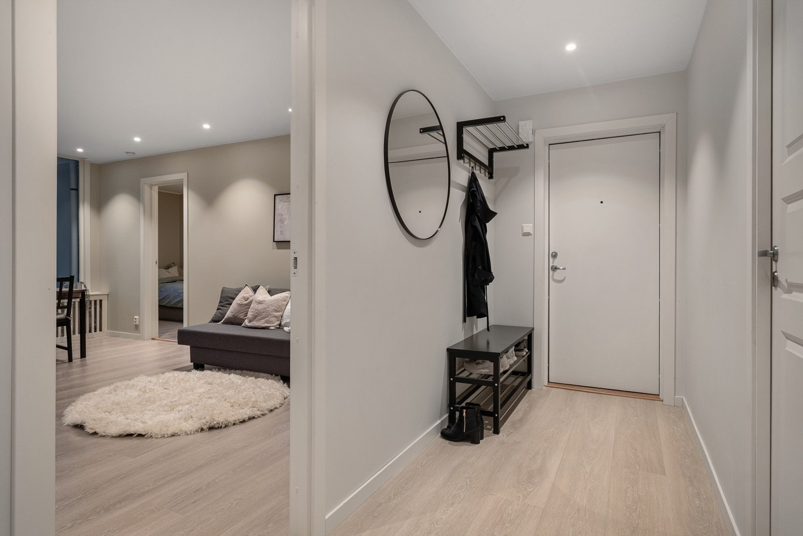 Innbydende og romslig entré/gang på 7,48 m². Galleribilde