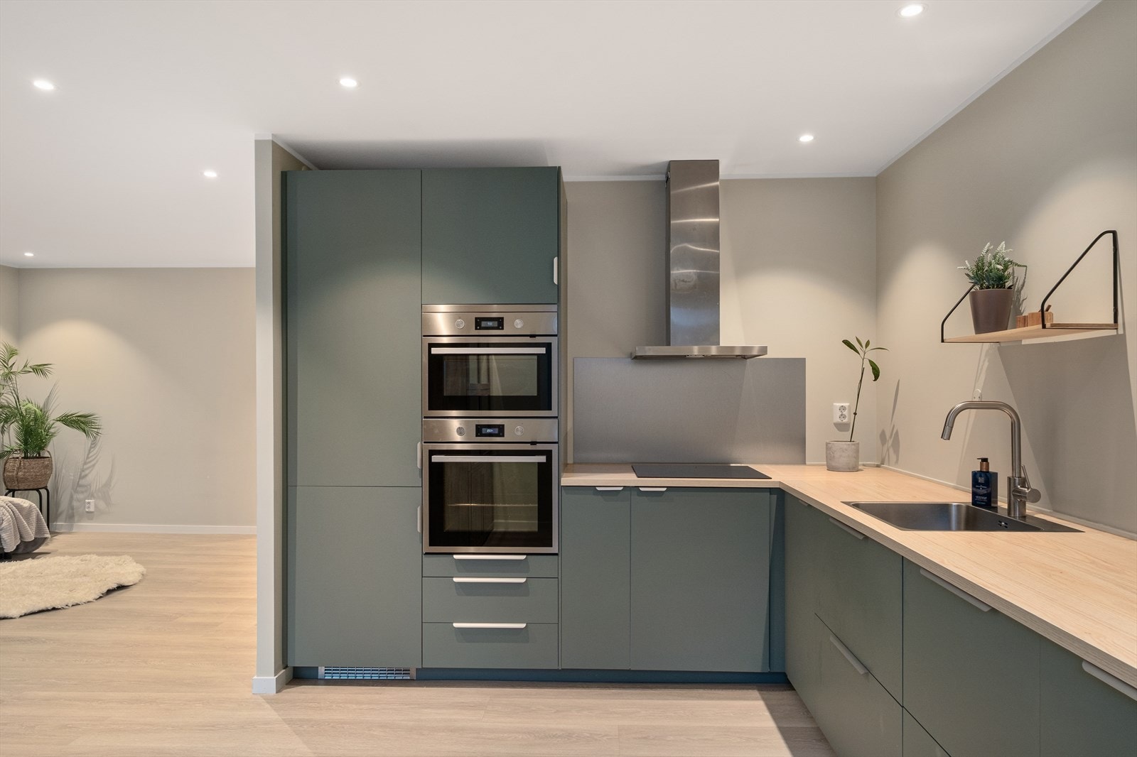 Kjøkkenet er ellers velutrustet med oppvaskmaskin, vannstoppsystem og komfyrvakt. Det er også stålplate over komfyren. Galleribilde