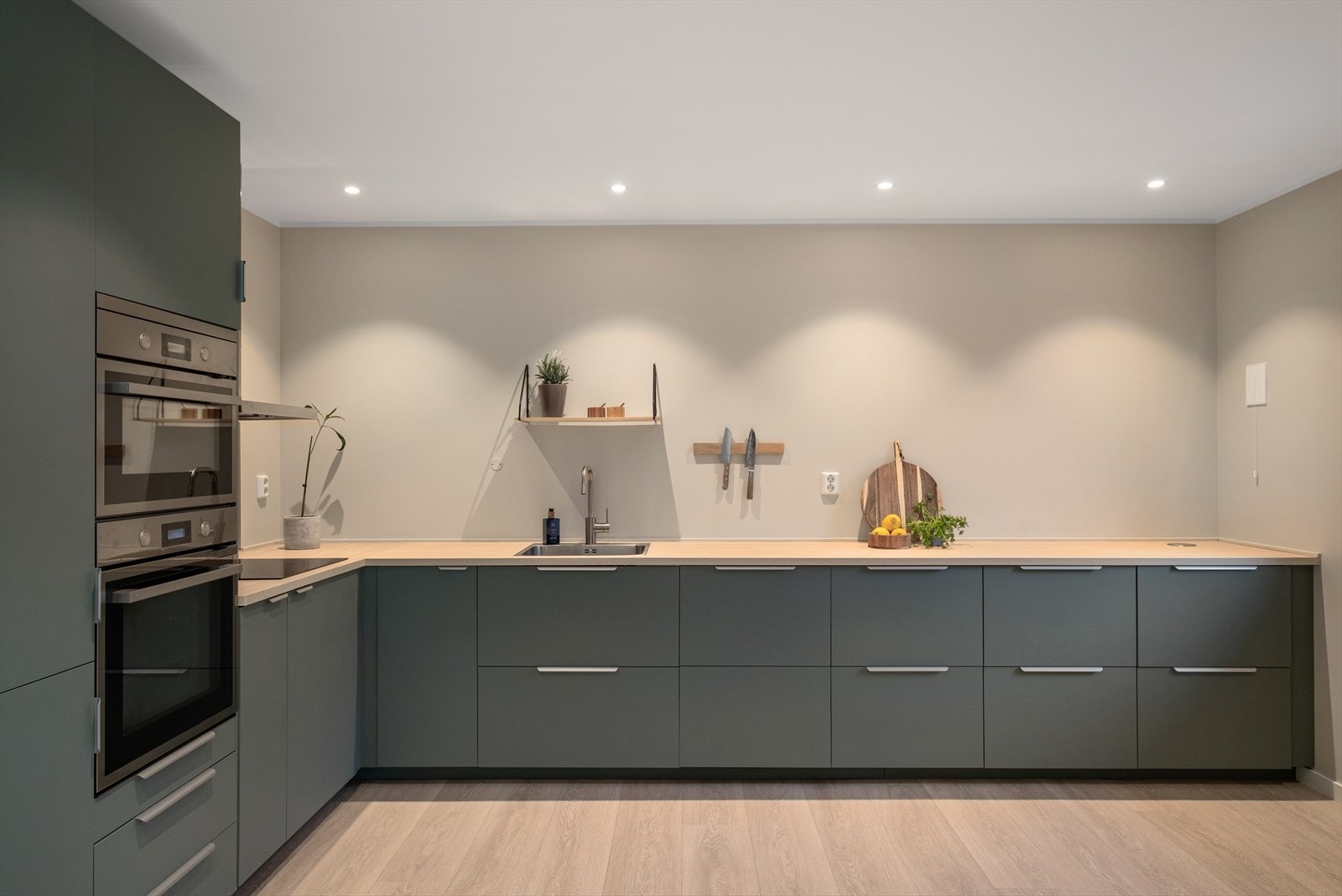 Kjøkkenet er svært praktisk utformet med godt av av skap-, skuffe- og benkeplass. Galleribilde