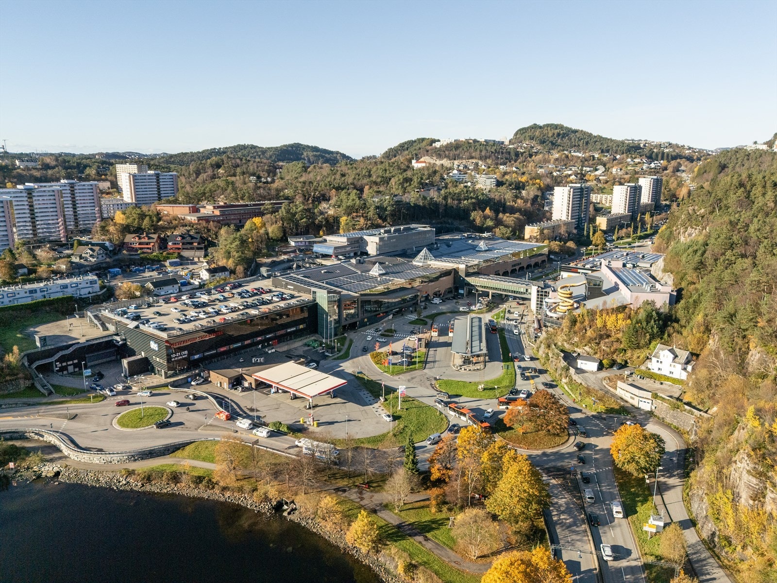 Vestkanten Storsenter ligger kun 9 minutter unna til fots. Senteret byr på over 110 butikker og virksomheter, blant annet apotek, klesbutikker, vinmonopol, frisør og spisesteder. I tillegg finner du også artige fasiliteter som ishall og badeland. Galleribilde