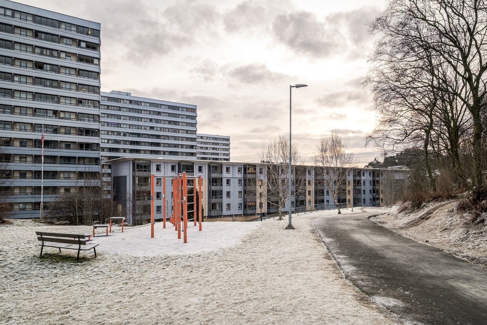 Leiligheten har en meget sentral beliggenhet i et populært og veletablert borettslag. Med gangavstand til Vestkanten Storsenter og et hav av fasiliteter har du alt du trenger innen kort rekkevidde! Galleribilde