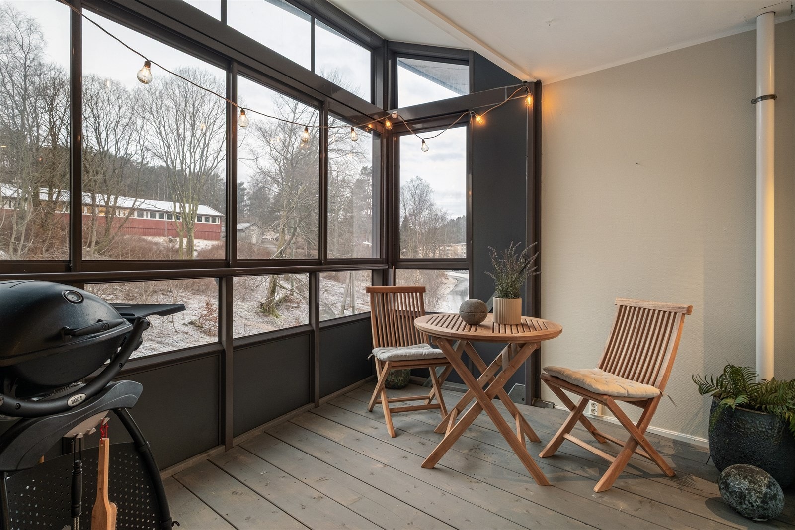 Stor, innglasset balkong med fin, usjenert plassering Galleribilde