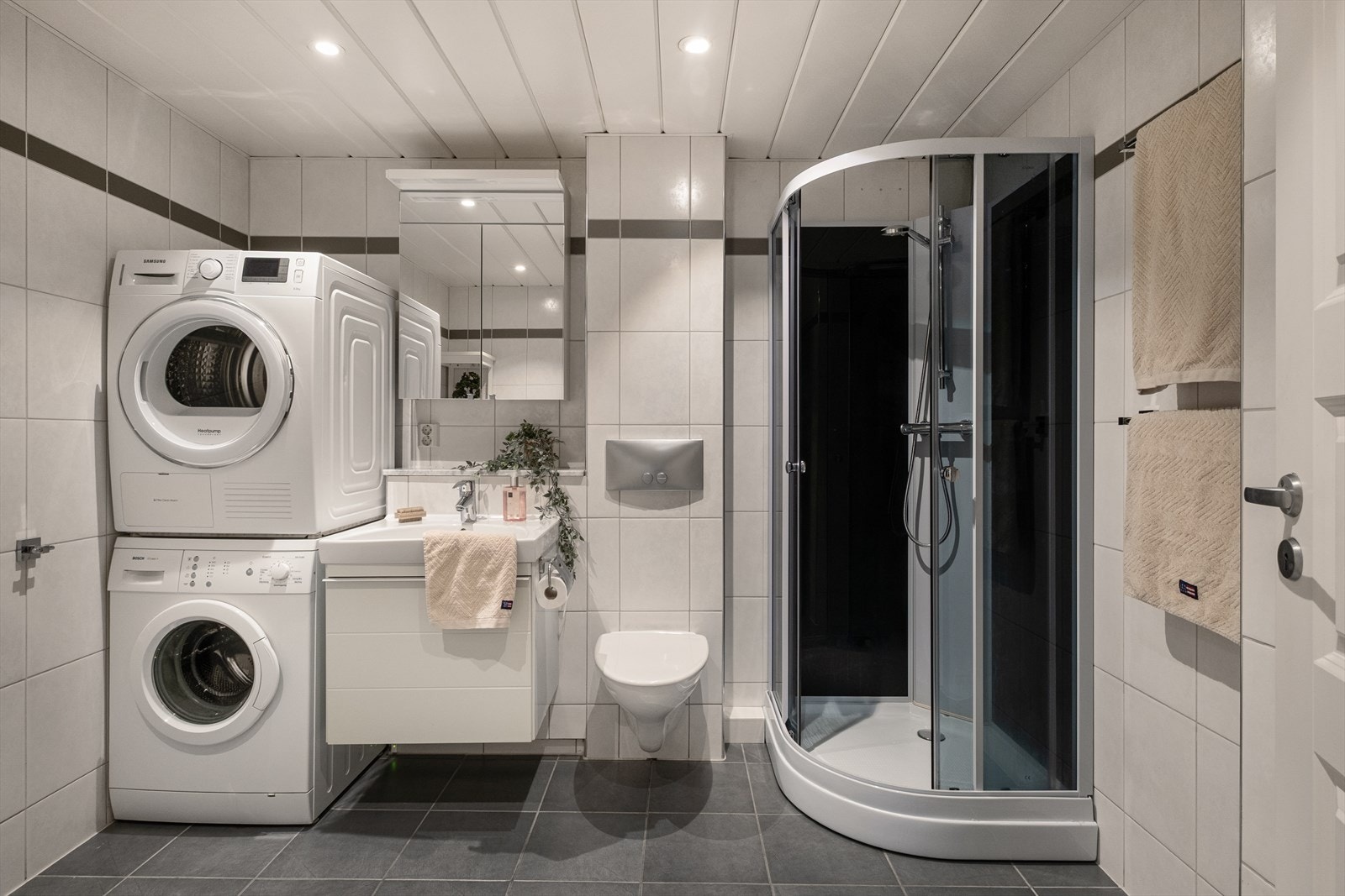 Badet er helfliset med elektriske varmekabler i gulv. Galleribilde