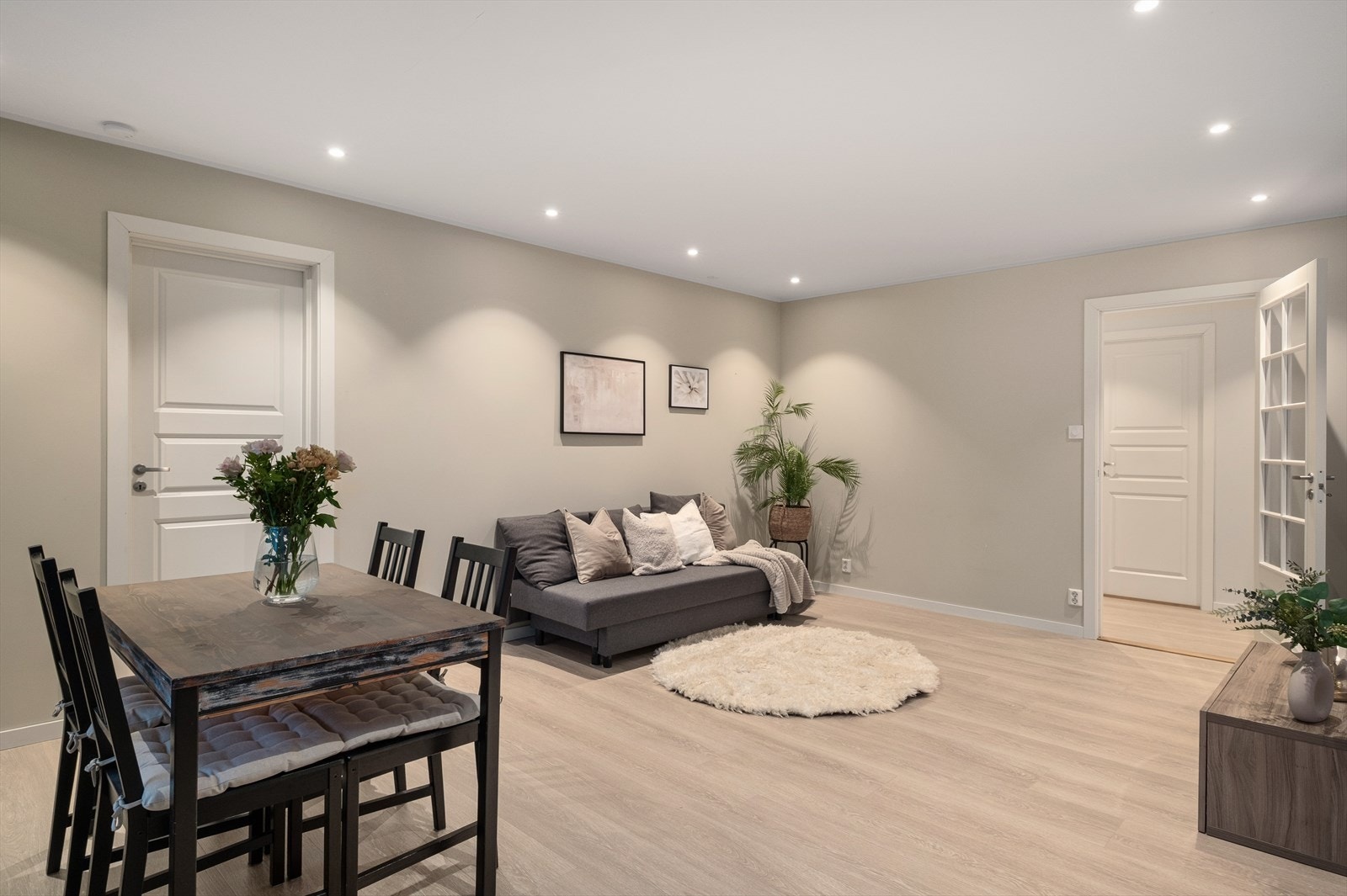 En meget pen 4-roms leilighet med inglasset balkong, moderne overflater og flere gode kvaliteter. Galleribilde