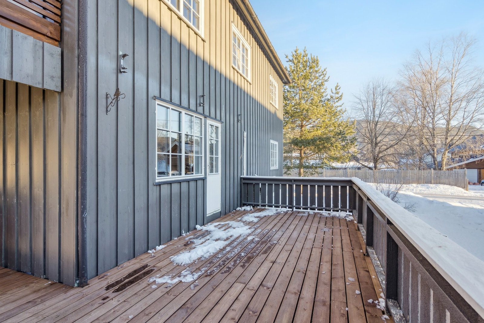 Fra stuen har du utgang til en romslig veranda som måler 19 kvm. Galleribilde