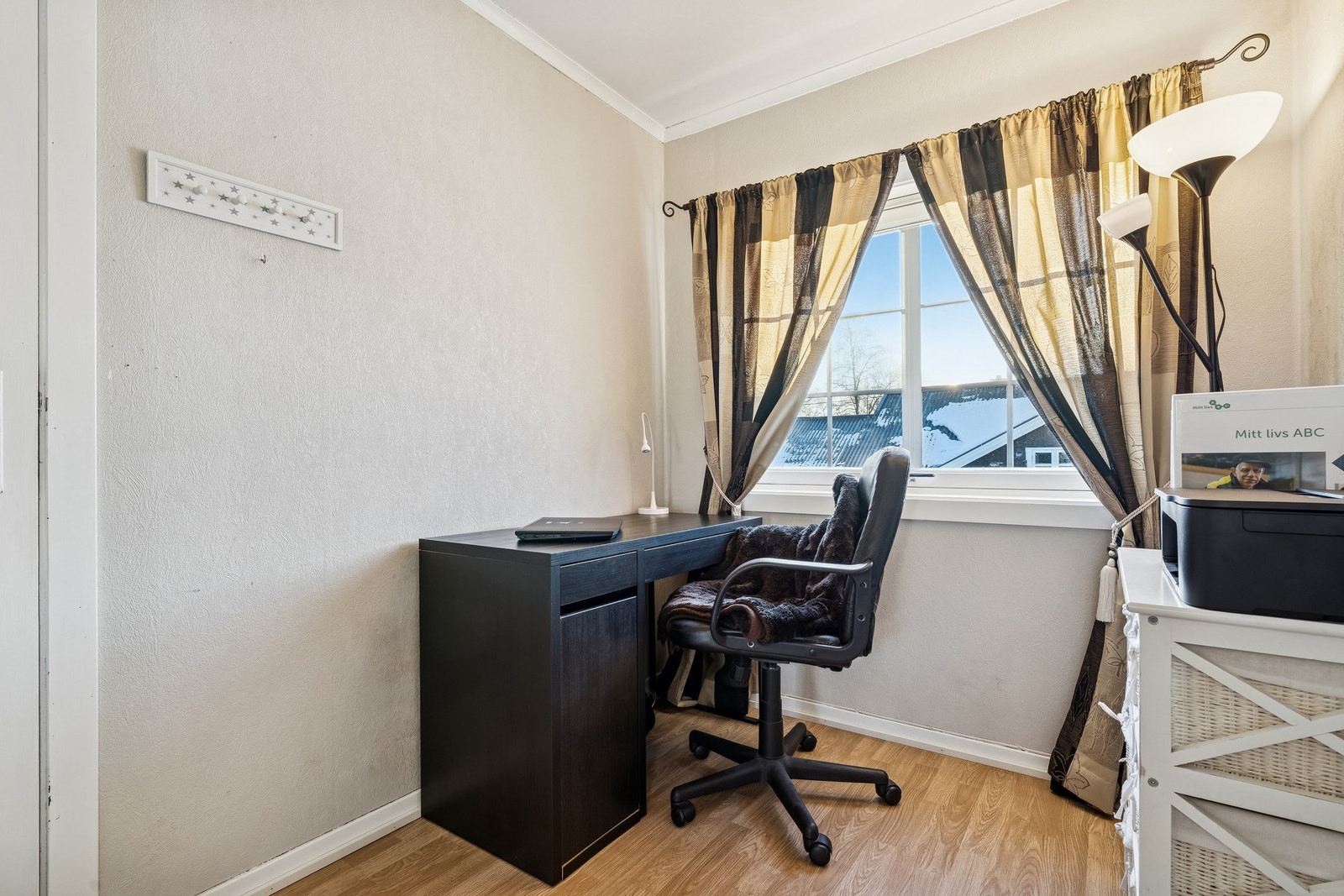 2. etasje byr på et praktisk rom som i dag benyttes som kontor. Galleribilde