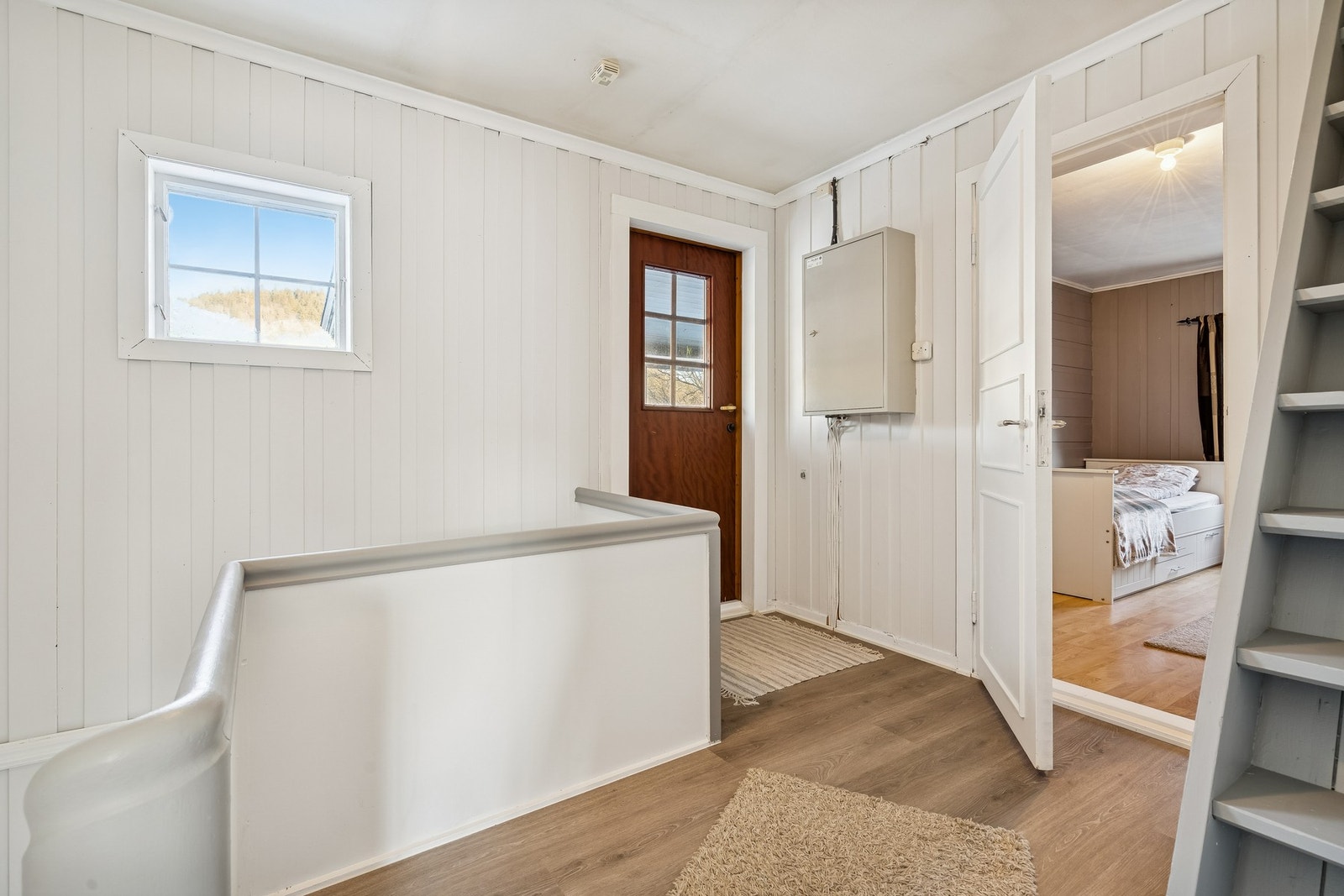 Videre opp i 2. etasje finner du en gang, kontor og hele fire soverom. Galleribilde