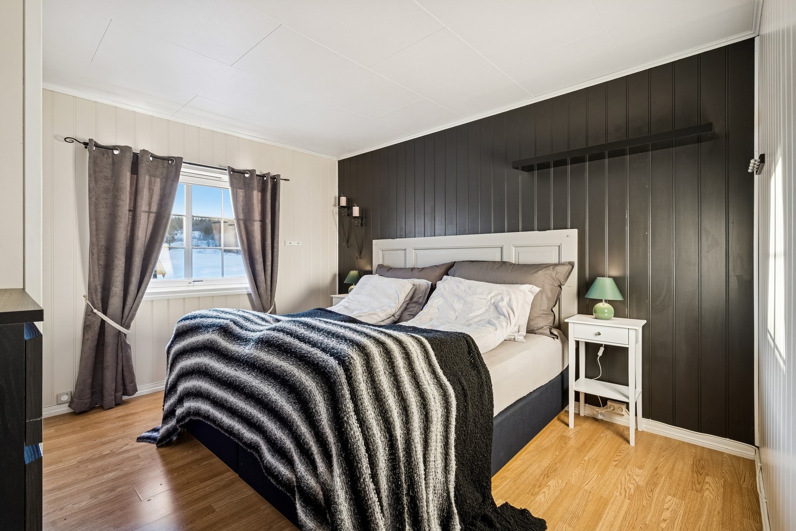 Soverommene har gjennomgående gode størrelser og naturlig lysinnslipp, og planløsningen gir en tydelig og funksjonell soneinndeling mellom fellesarealer og private rom. Galleribilde