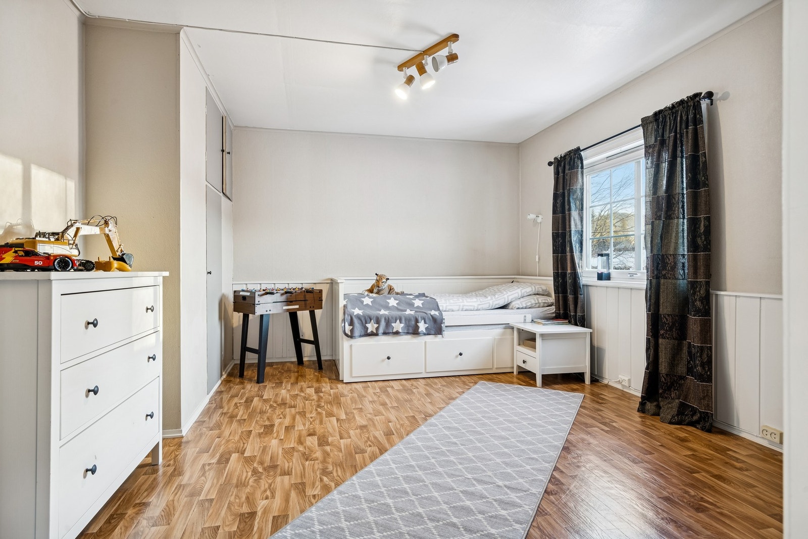 Dette soverommet gir svært gode muligheter for barnefamilier, gjesterom eller hjemmekontor. Galleribilde