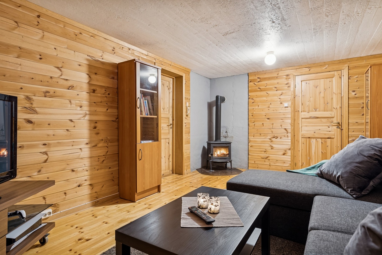 Boligen varmes opp med varmepumpe, peisovn i stue/spisestue og elektrisk oppvarming. Galleribilde