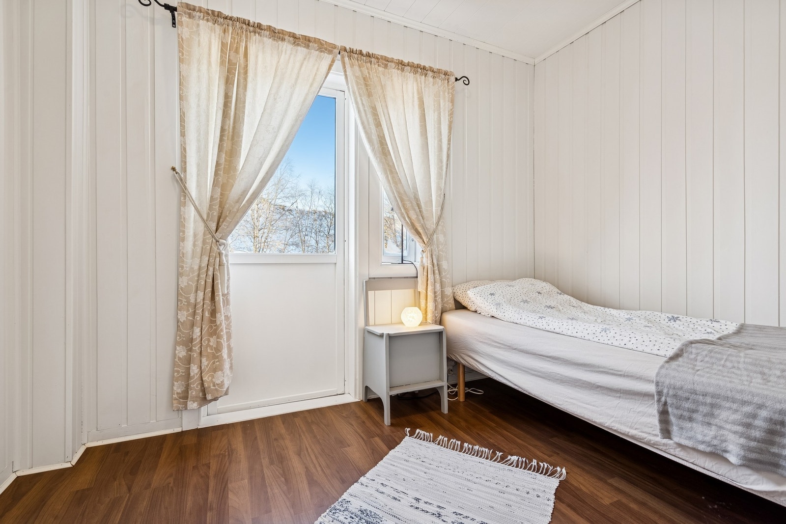 Fra dette soverommet har du utgang til balkong nr. 2. som måler hele 13 kvm. Galleribilde