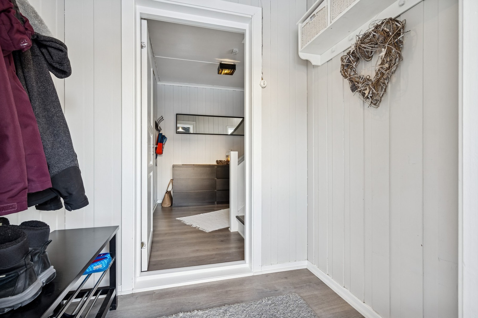 Hovedinngang via entrédør med sikkerhetslås og glassfelt gir et lyst og innbydende førsteinntrykk. Galleribilde