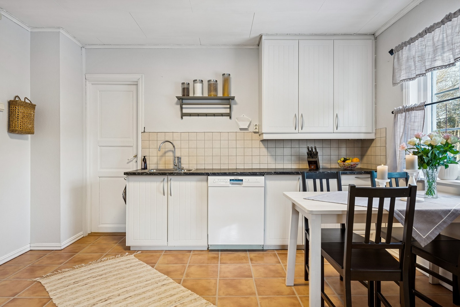 Kjøkkenet har innredning fra 2010 med profilerte fronter, laminat benkeplate, gode arbeidsflater og plass til frittstående hvitevarer. Galleribilde