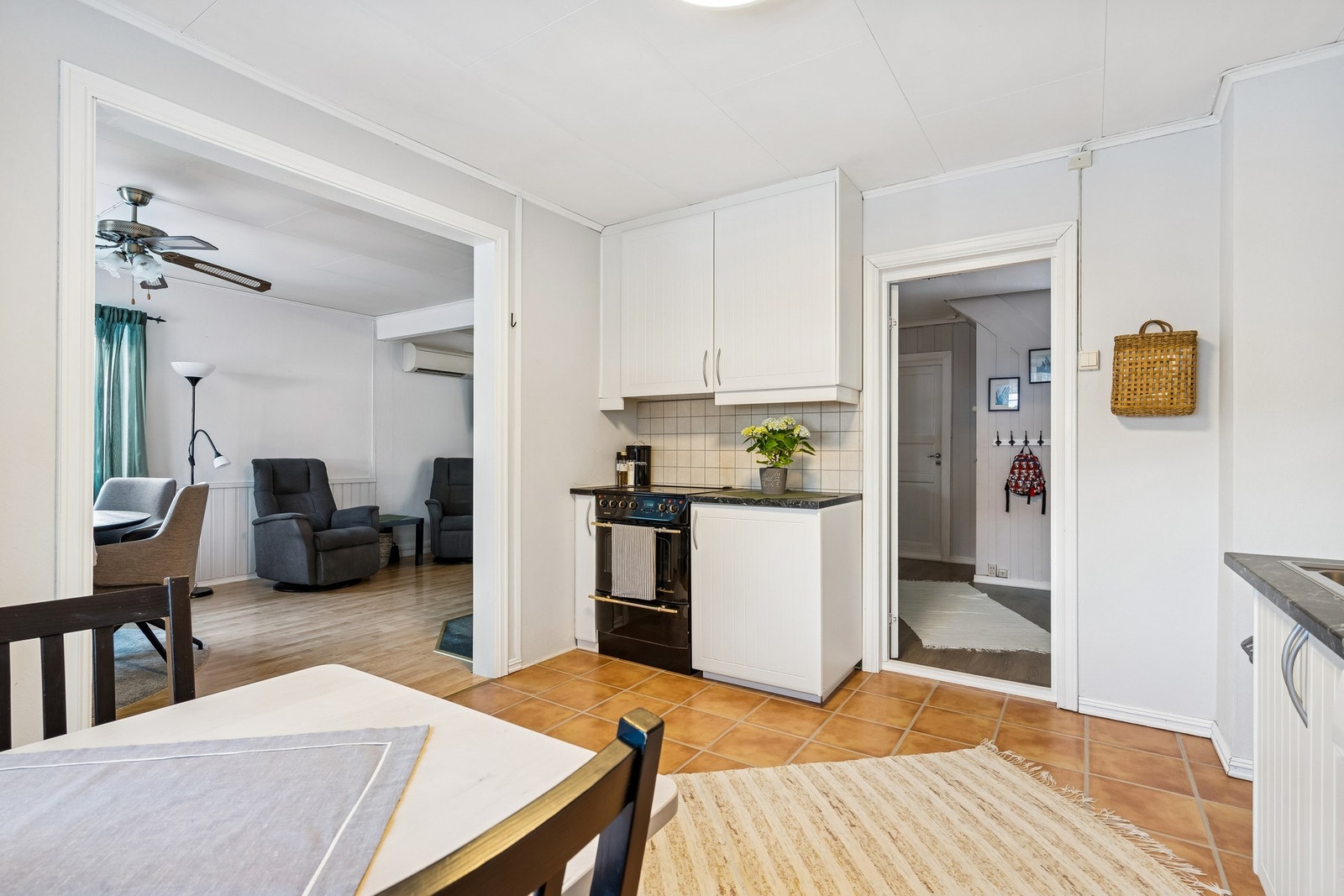 Kjøkkenet oppleves romslig og byr på godt med skap- og skuffeplass. Galleribilde