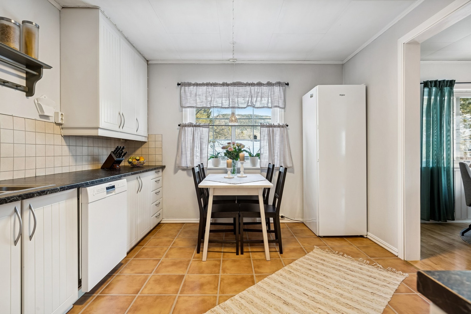 Denne etasjen utgjør boligens naturlige hovedplan og fremstår lys og innbydende med gode oppholdsrom og praktiske løsninger. Galleribilde