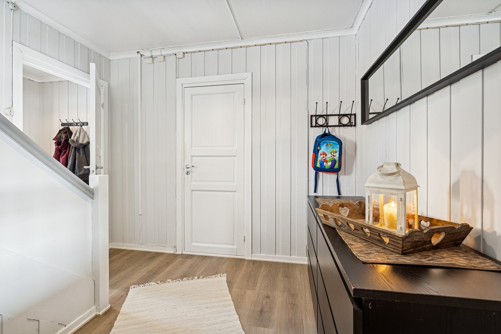 Boligen ønskes velkommen via en romslig entré i 1. etasje, som leder videre inn til gang, bad, stue, spisestue, kjøkken og bod. Galleribilde