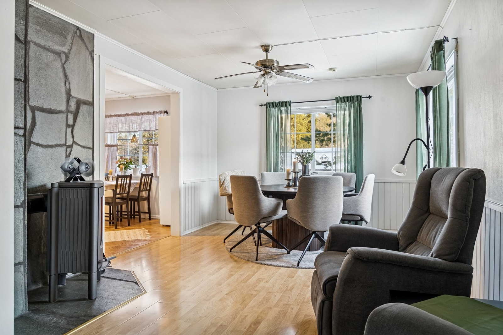 Stue og spisestue har store vindusflater som gir rikelig med dagslys, og her er det direkte utgang til både terrasse og balkong - perfekt for å nyte solrike dager og lange sommerkvelder. Galleribilde