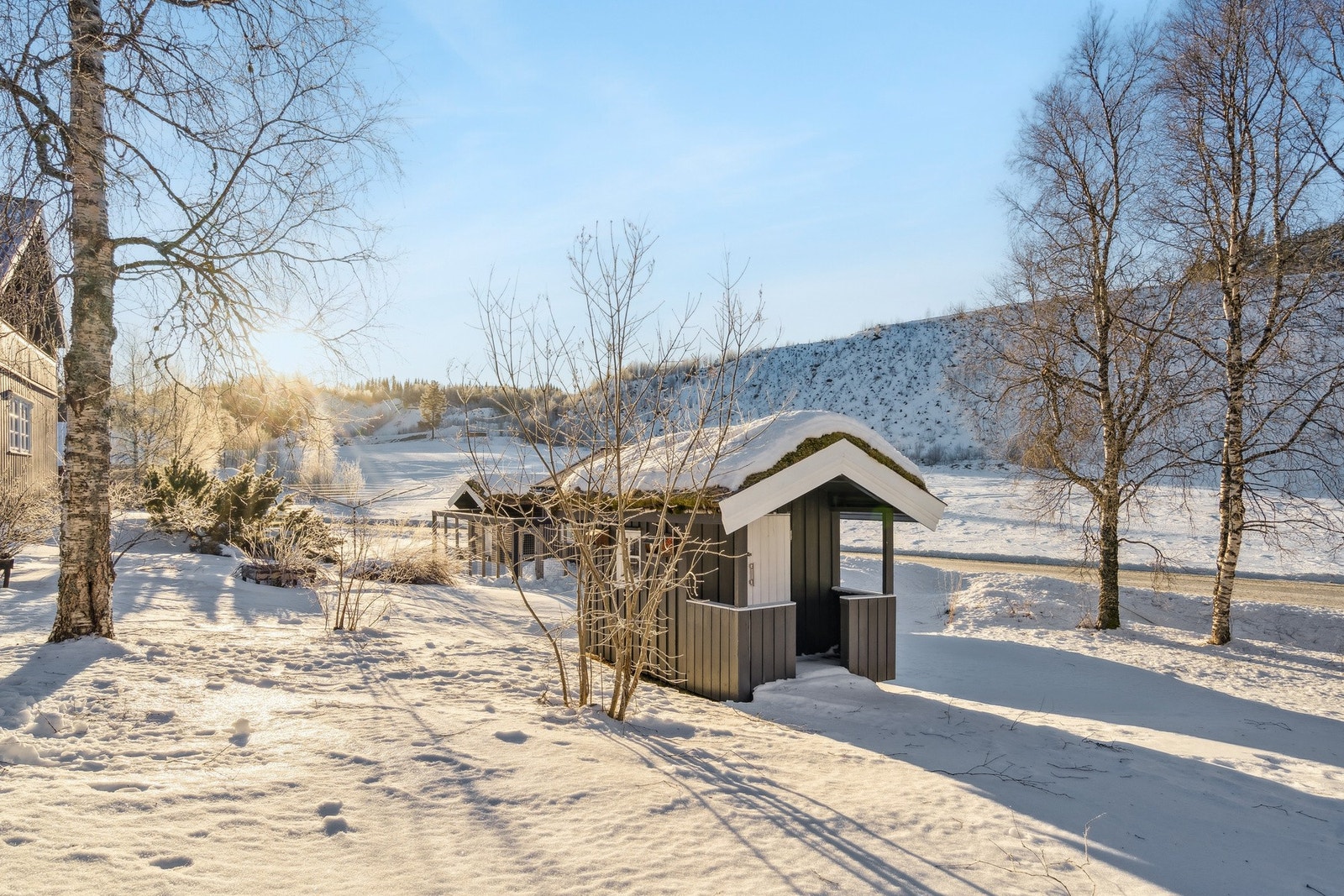 Det er kort vei til barnehage, skole, nærbutikk og idrettsanlegg, samt flotte tur- og friluftsområder rett i nærheten. Ca. 30 minutters kjøretur til Orkanger gir enkel tilgang til større servicetilbud og arbeidsplasser. Galleribilde