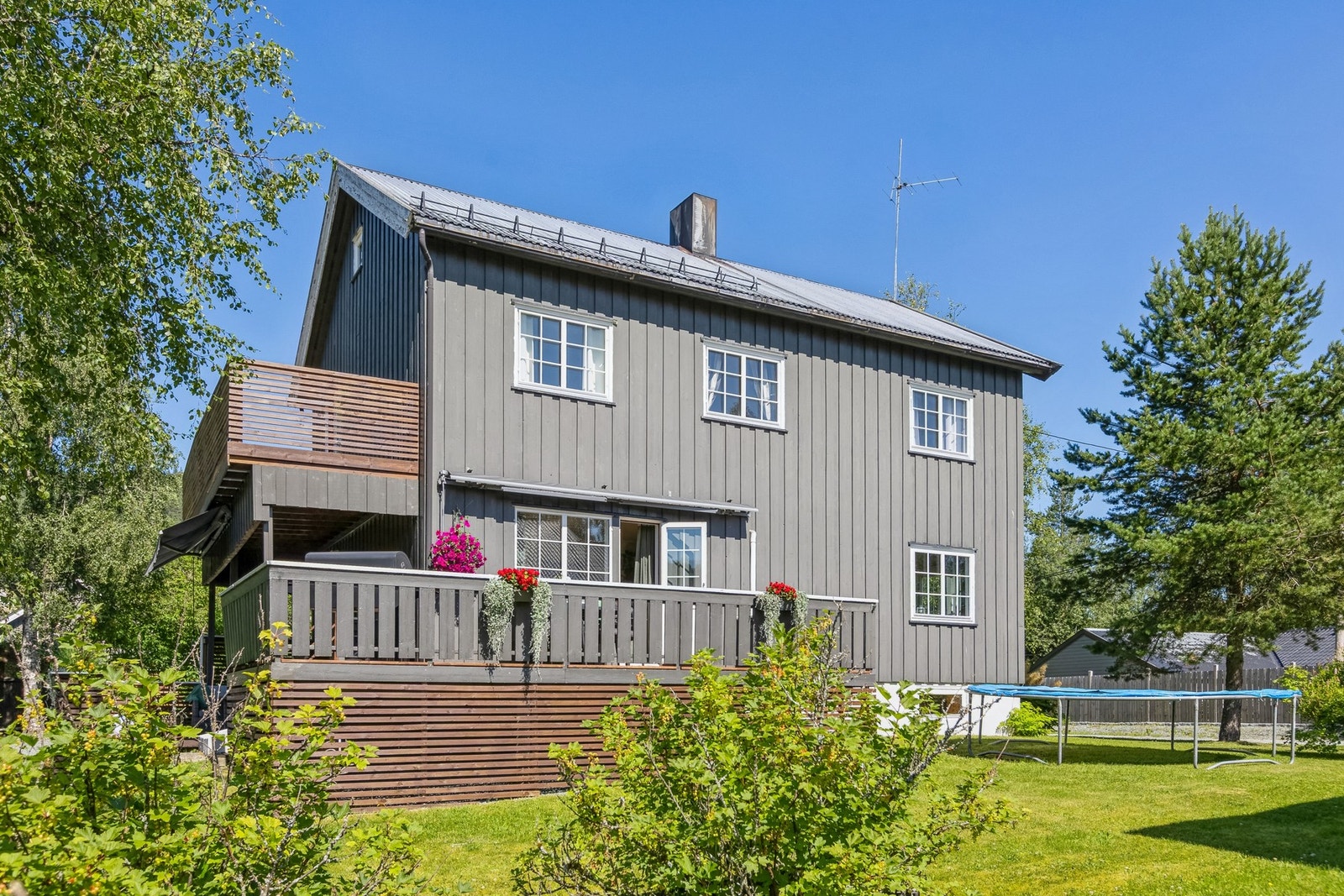 Med stor og solrik tomt som byr på gode solforhold fra tidlig morgen til sen kveld i sommerhalvåret. Galleribilde