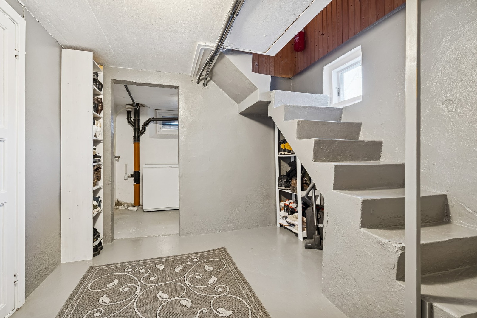I kjelleretasjen finner du gang, bad, bod, lagerrom og en romslig kjellerstue som egner seg godt som TV-stue, ungdomsavdeling eller gjesterom. Galleribilde