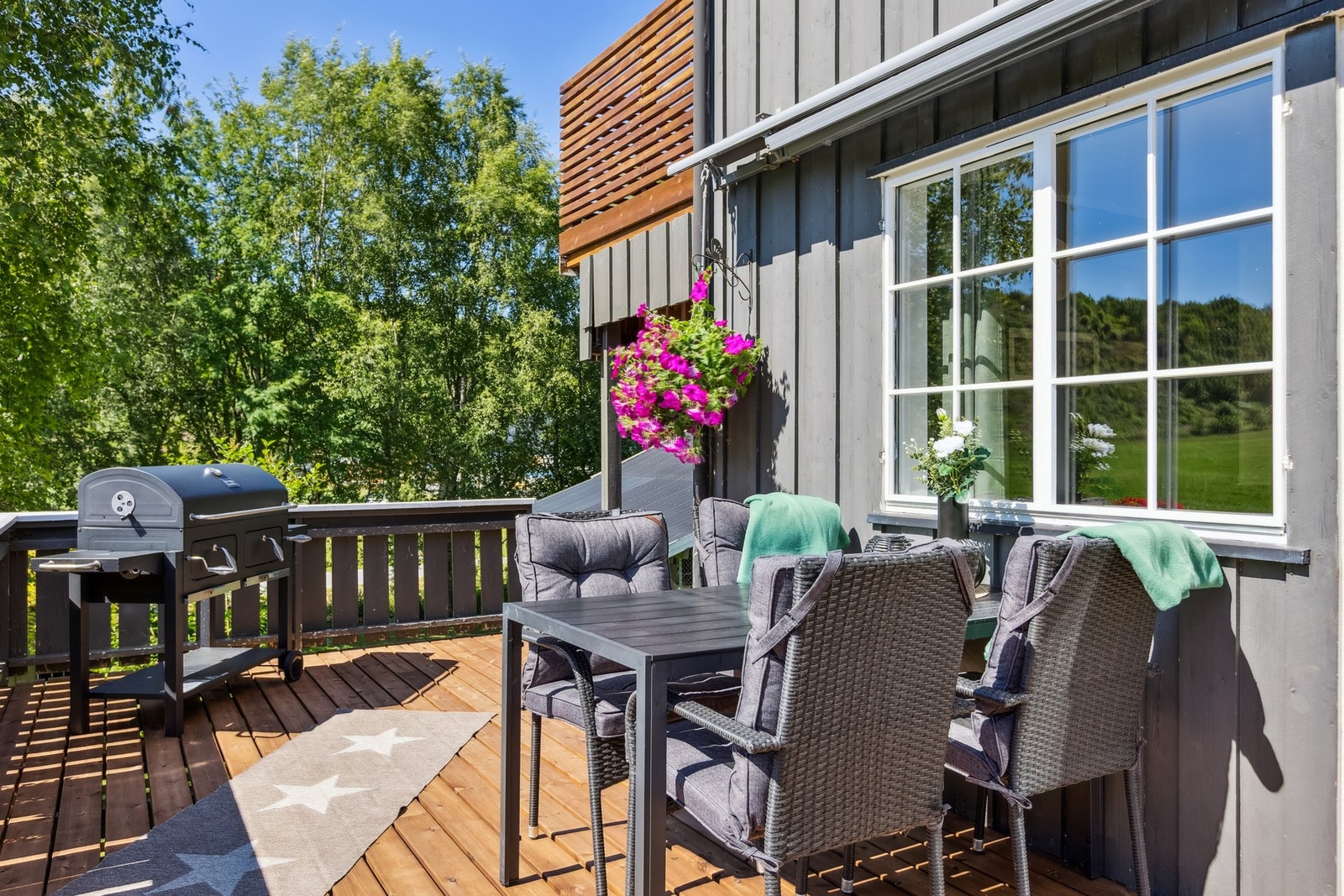 Denne romslige eneboligen fra 1954 ligger idyllisk til i et rolig og familievennlig nabolag på Storås. Galleribilde