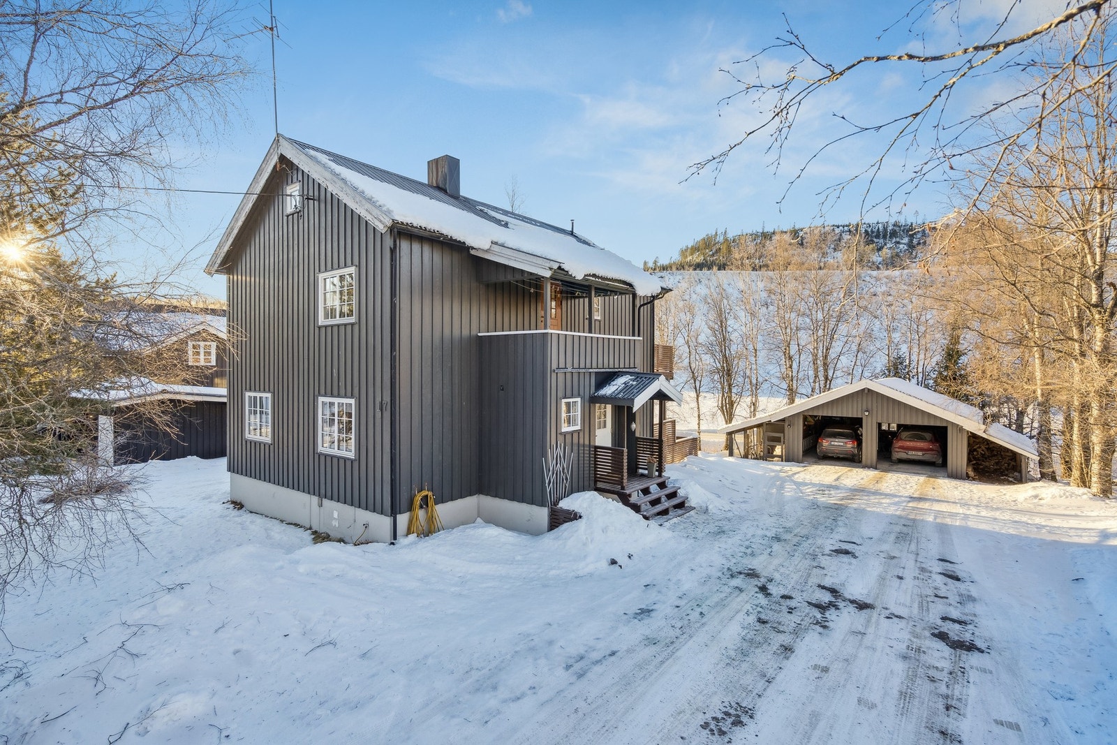 Boligen har en solid og tradisjonell konstruksjon med grunnmur og bærende konstruksjoner i hovedsak av betong, støpt gulv mot grunn og yttervegger i trekonstruksjon kledd med stående trekledning. Galleribilde