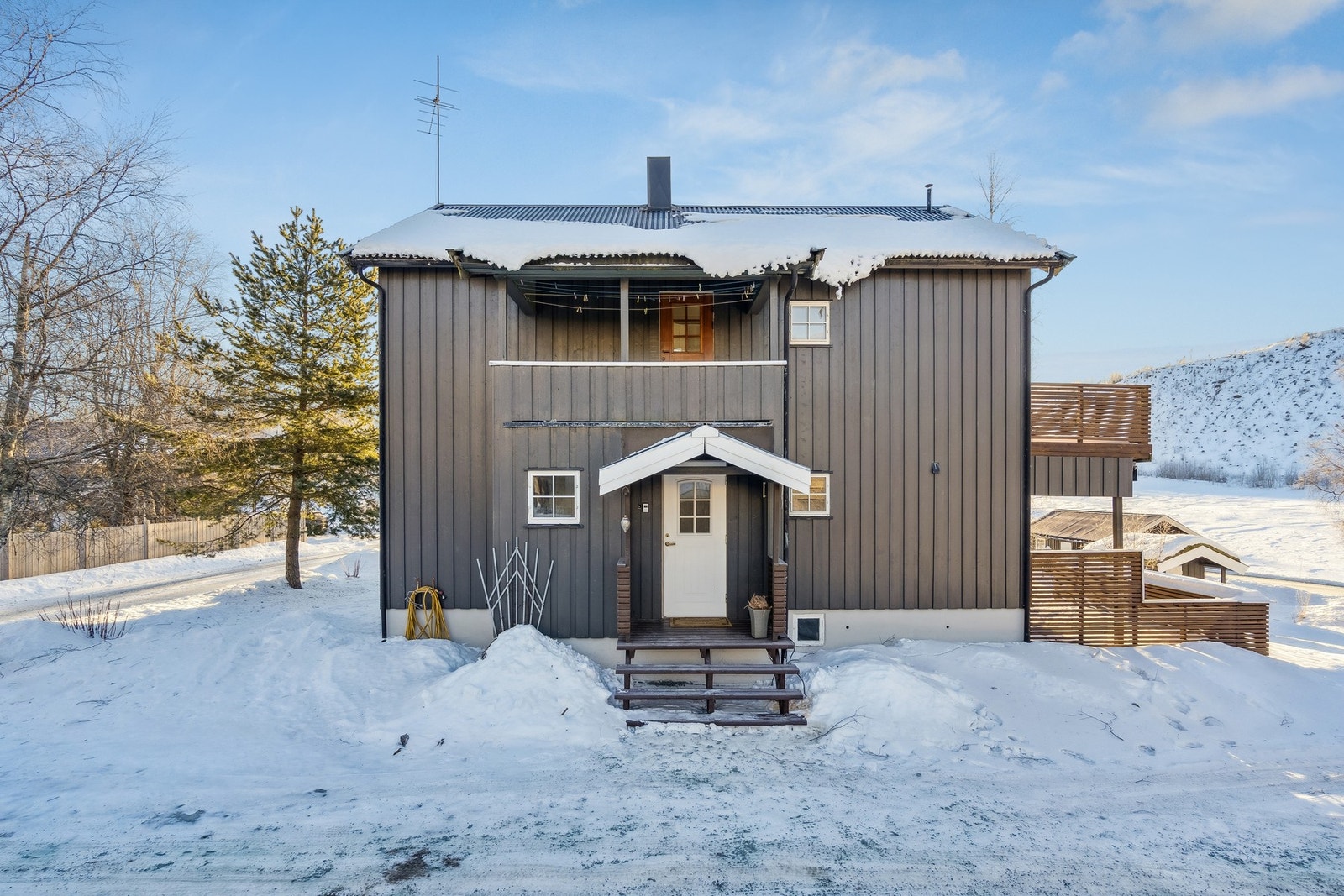 Saltaket er tekket med metallplater, og vinduer og balkongdør har trerammer med to-lags glass. Galleribilde