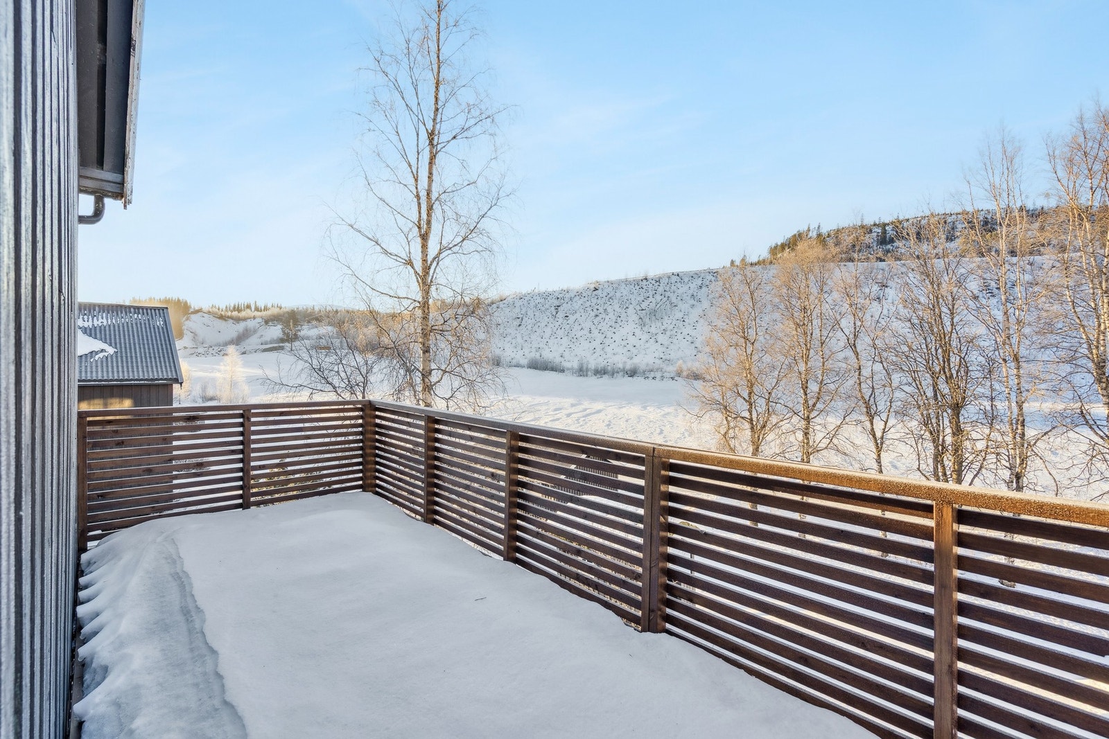 Vestvendt balkong med utsikt over nærliggende grøntområder. Galleribilde