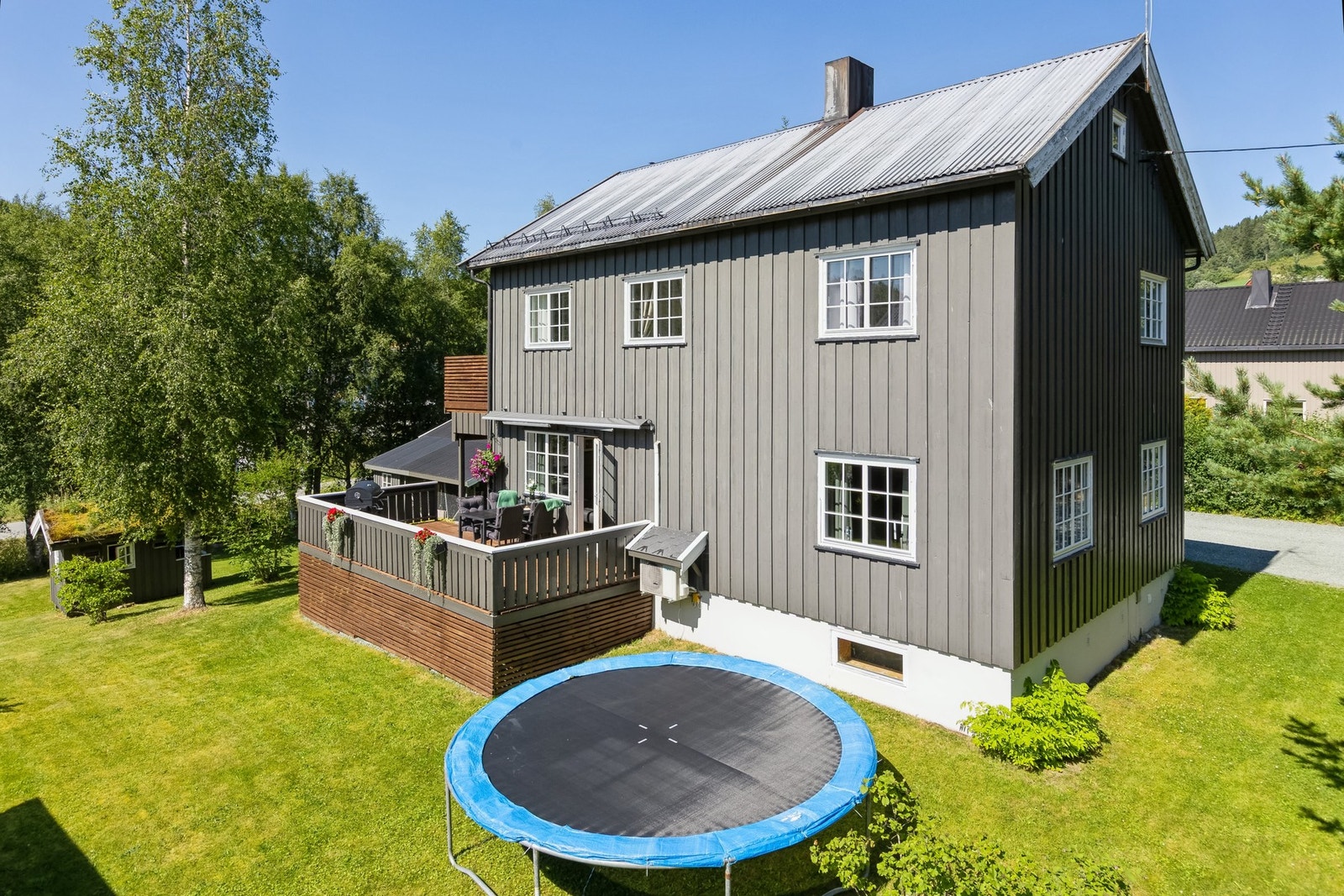 Her får du en innholdsrik bolig over fire etasjer med totalt bruksareal på 211 m², i tillegg til romslige terrasse- og balkongarealer på til sammen 53 m² - perfekt for både avslapning og sosiale sammenkomster. Galleribilde