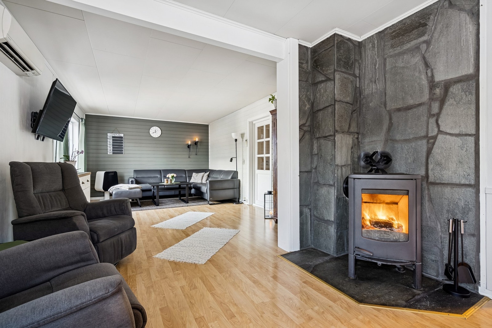 Stuen er utstyrt med både peisovn og varmepumpe i stue/ spisestue som bidrar til en behagelig og praktisk hverdag. Galleribilde