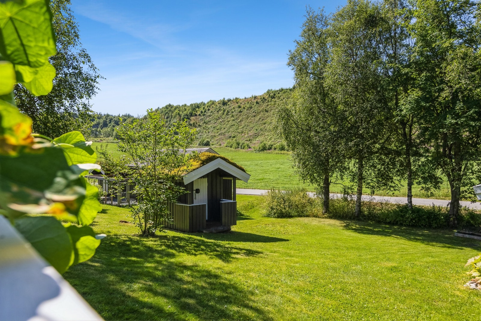 Her er sol fra tidlig morgen til sen kveld i sommerhalvåret, med gode soner for både avslapning, lek og sosiale sammenkomster. Galleribilde