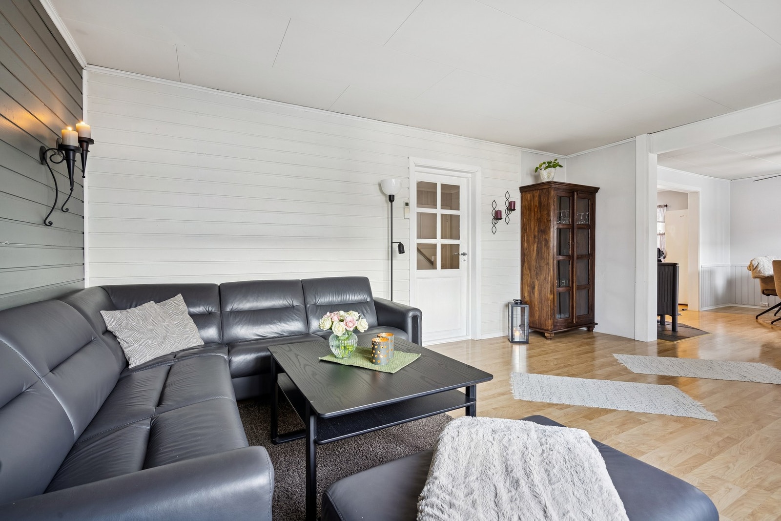 Stuen er meget romslig og har fine soner for innredning. Galleribilde