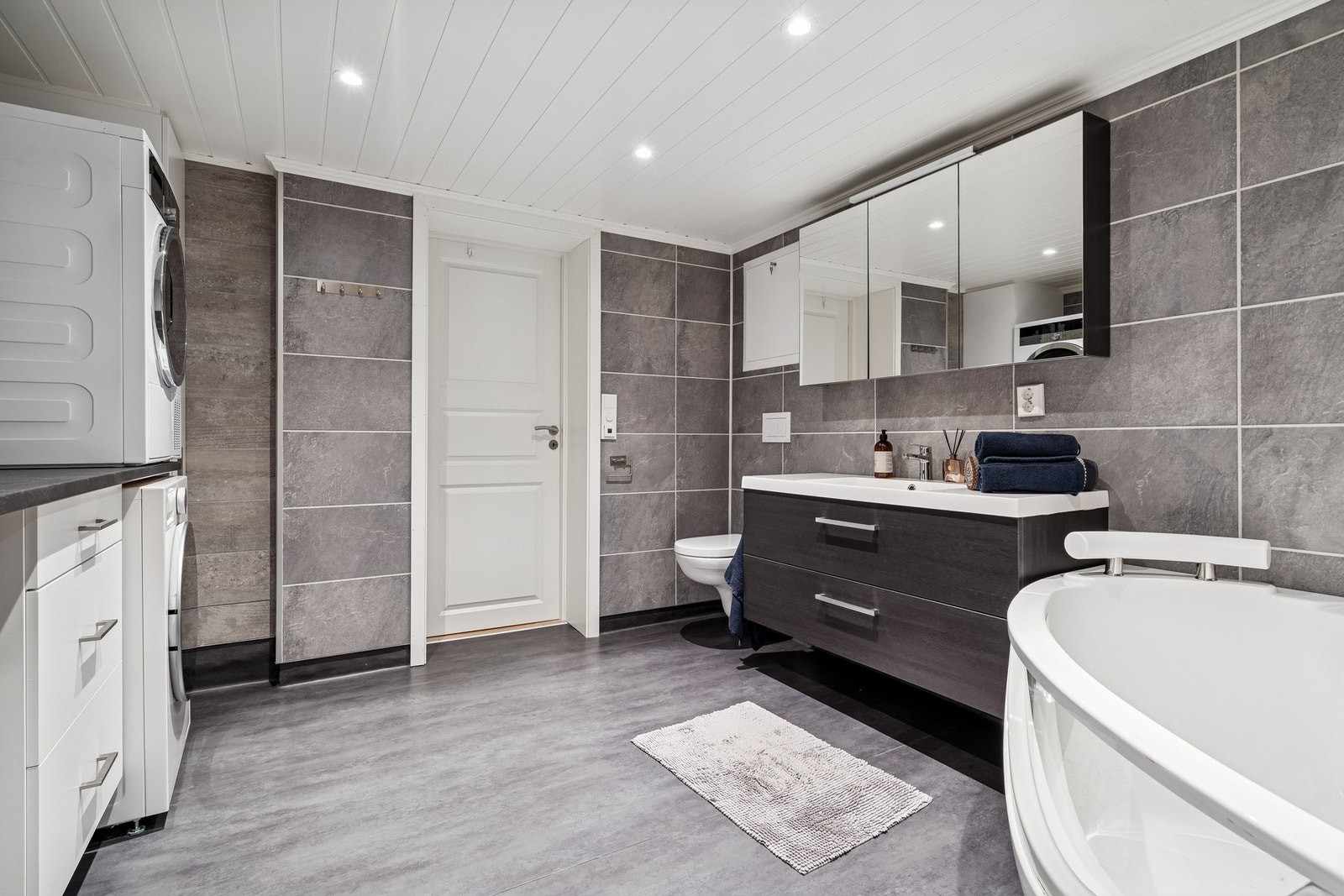 Ventilasjonen er hovedsakelig naturlig, kombinert med mekanisk avtrekk på bad. Galleribilde